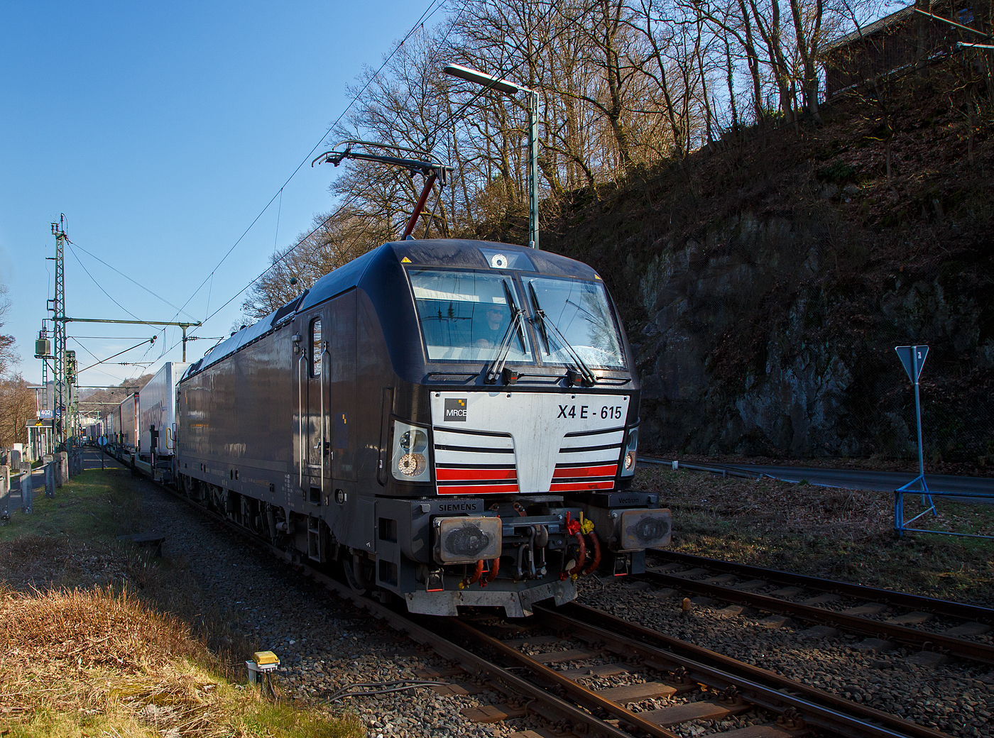 Die an die HELROM GmbH (Frankfurt am Main) vermietete Siemens Vectron AC - X4 E - 615 bzw. 193 615-2 (91 80 6193 615-2 D-DISPO) der MRCE Dispolok GmbH (Mnchen) fhrt am 03.03.2023 mit dem HELROM Trailer Zug Wien – Dsseldorf, einem KV-Zug, durch Scheuerfeld (Sieg) in Richtung Kln.

Die Siemens Vectron AC wurde 2015 von Siemens Mobility GmbH in Mnchen-Allach unter der Fabriknummer 22011 gebaut und an die MRCE - Mitsui Rail Capital Europe GmbH (Mnchen) als X4 E – 615 geliefert. Diese Vectron Lokomotive ist als AC – Lokomotive (Wechselstrom-Variante) mit 6.400 kW konzipiert und zugelassen fr Deutschland und sterreich, sie hat eine Hchstgeschwindigkeit von 160 km/h.