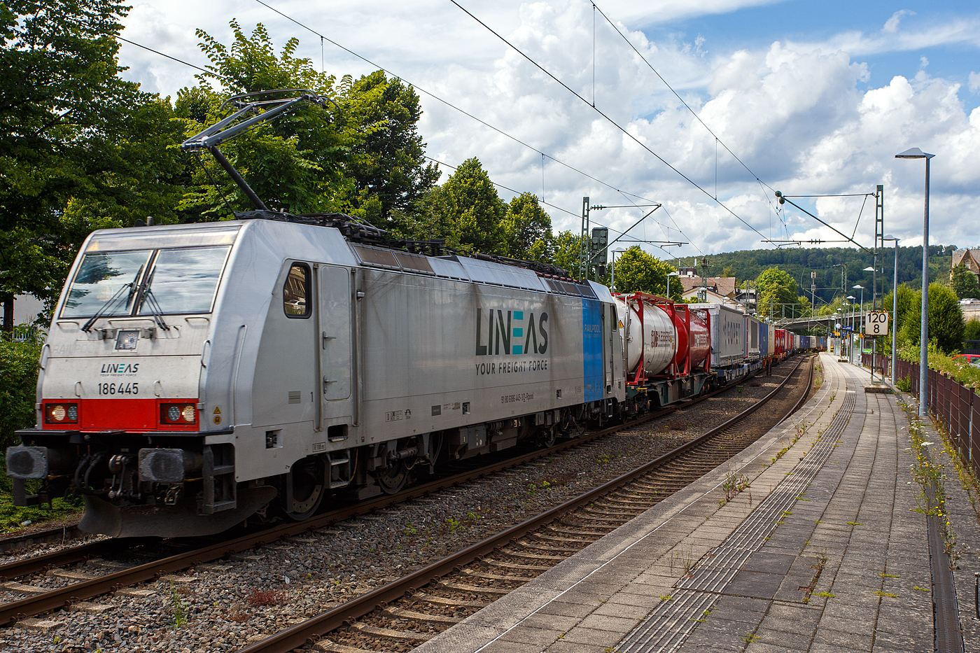 Die an die LINEAS Group NV/SA vermietete Railpool 186 445-3 (91 80 6186 445-3 D-Rpool) fährt am 14 Juli 2024, mit einem KLV-Zug, aber vier Habbins-Schiebewandwagen waren auch am Zugschuss, durch den Bahnhof Kirchen (Sieg) in Richtung Köln. Die Lineas Group nv/sa (ex B-Logistics, ex B Cargo) ist eine belgische Schienengütergesellschaft.

Die Bombardier TRAXX F140 MS(2E) wurde 2016 von Bombardier in Kassel unter der Fabriknummer 35299 gebaut und an die Railpool ausgeliefert. Die Multisystemlokomotive hat die Zulassungen bzw. besitzt die Länderpakete für Deutschland, Österreich, Schweiz, Italien, Belgien und die Niederland (D/A/CH/I/B/NL).

Die TRAXX F140 MS ist eine vierachsige Mehrsystem-Lokomotive mit einer Leistung von 5.600 kW für den grenzüberschreitenden Einsatz. Die Lokomotive befördert hauptsächlich Güterzüge auf den europäischen Hauptstrecken und kann in allen Stromsystemen eingesetzt werden. Im Güterverkehr wird eine Höchstgeschwindigkeit von 140km/h erreicht.