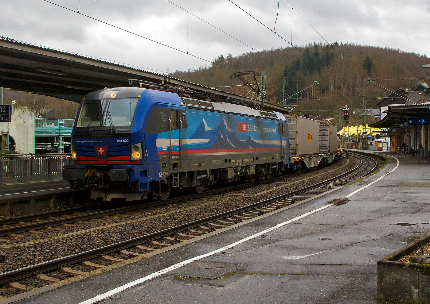 Die an die SBB Cargo International AG vermietete 193 522 „Elbe“ (91 80 6193 522-0 D-SIEAG) der SüdLeasing GmbH (Stuttgart, eingestellt in Deutschland durch Siemens) fährt am 14.01.2023, mit einem HUPAC KLV-Zug, durch den Bahnhof Betzdorf (Sieg) in Richtung Köln.

Die Siemens Vectron MS wurde 2019 von Siemens Mobilitiy in München-Allach unter der Fabriknummer 22661 gebaut. Eigentümer ist die Südleasing GmbH in Stuttgart (LBBW-Tochter) die 20 dieser Loks an die SBB Cargo International vermietet hat, eingestellt sind sie in Deutschland durch die Siemens Mobilitiy. Es besteht zudem eine Option für 20 weitere Fahrzeuge.

Diese Mehrsystem-Loks sind für den Einsatz auf dem Rhein-Alpen-Korridor vorgesehen und sind für den Betrieb in Deutschland, Österreich, Schweiz, Italien und den Niederlanden (D/A/CH/I/NL) ausgelegt. Sie verfügen über eine Leistung von 6,4 MW (160 km/h) und sind neben den nationalen Zugsicherungssystemen mit dem Europäischen Zugsicherungssystem (ETCS) ausgestattet.
