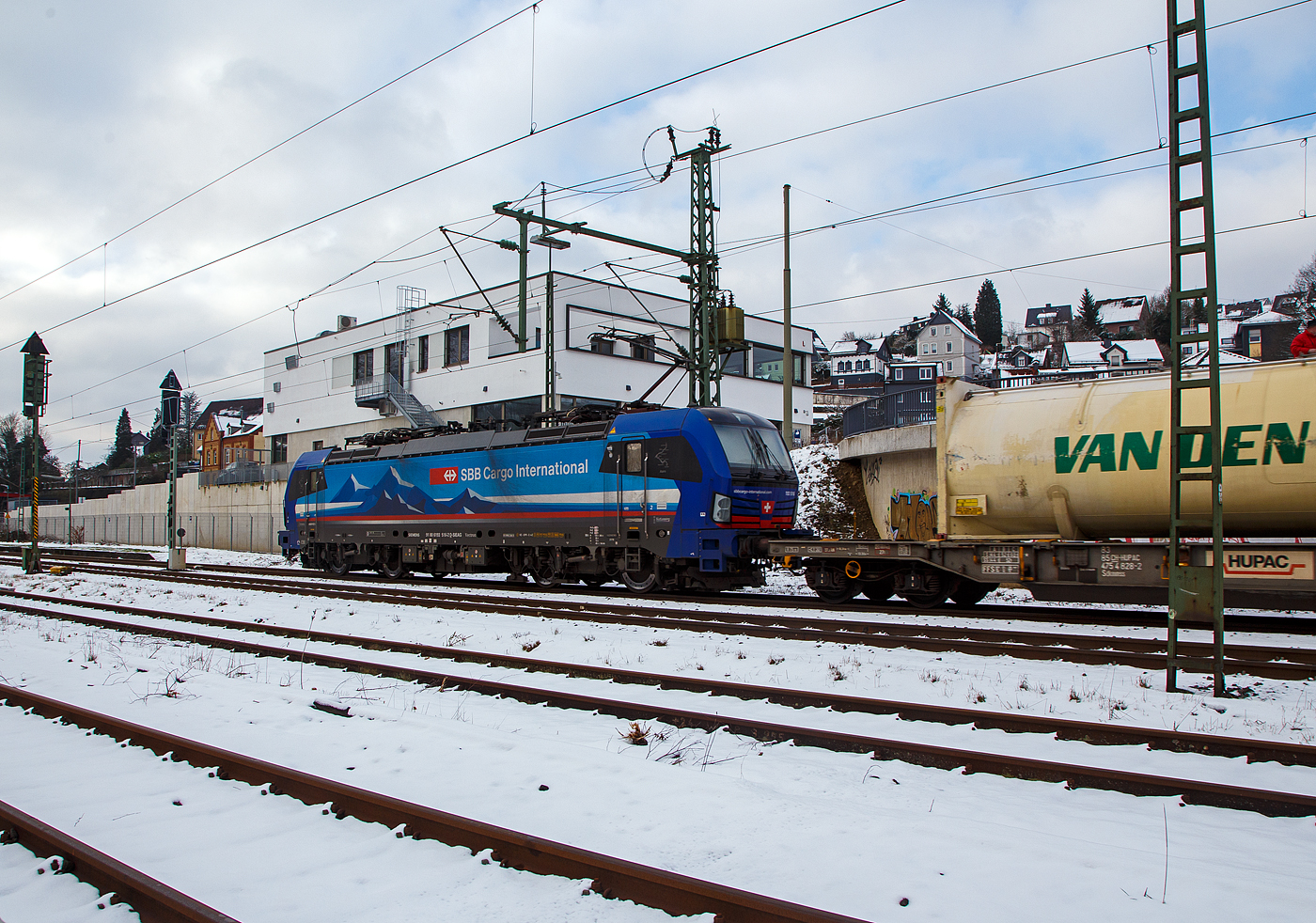 Die an die SBB Cargo International vermietete 193 516 „Aare“ (91 80 6193 516-2 D-SIEAG) der SüdLeasing GmbH (Stuttgart, eingestellt in Deutschland durch Siemens) fährt am 21.012023, mit einem HUPAC KLV-Zug, durch Niederschelden (Sieg) in Richtung Köln.

Die Siemens Vectron MS wurde 2019 von Siemens Mobilitiy in München-Allach unter der Fabriknummer 22629 gebaut. Eigentümer ist die Südleasing GmbH in Stuttgart (LBBW-Tochter) die 20 dieser Loks an die SBB Cargo International vermietet hat, eingestellt sind sie in Deutschland durch die Siemens Mobilitiy. Es besteht zudem eine Option für 20 weitere Fahrzeuge.

Diese Mehrsystem-Loks sind für den Einsatz auf dem Rhein-Alpen-Korridor vorgesehen und sind für den Betrieb in Deutschland, Österreich, Schweiz, Italien und den Niederlanden (DACHINL) ausgelegt. Sie verfügen über eine Leistung von 6,4 MW (160 km/h) und sind neben den nationalen Zugsicherungssystemen mit dem Europäischen Zugsicherungssystem (ETCS) ausgestattet.
