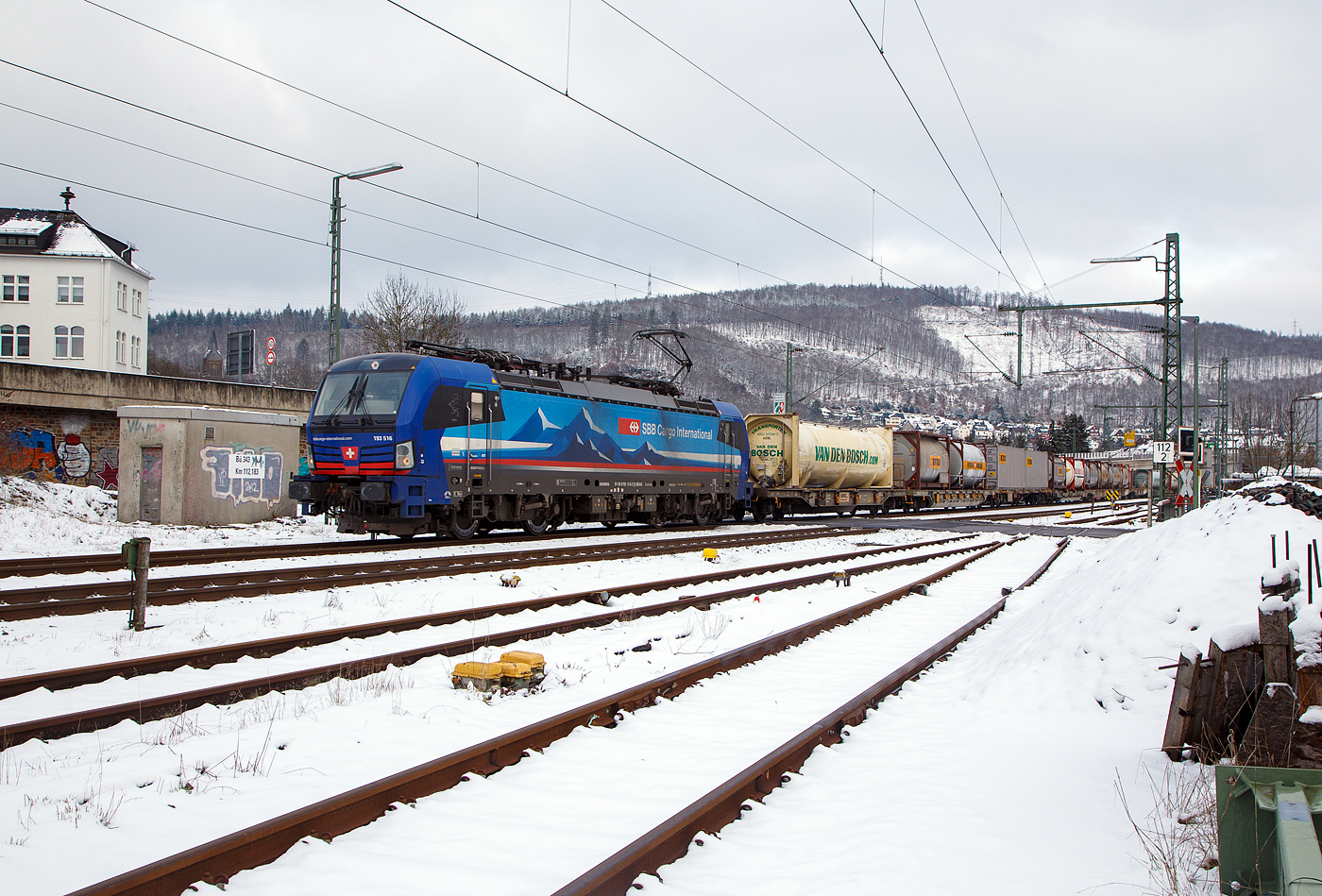 Die an die SBB Cargo International vermietete 193 516 „Aare“ (91 80 6193 516-2 D-SIEAG) der SüdLeasing GmbH (Stuttgart, eingestellt in Deutschland durch Siemens) fährt am 21.012023, mit einem HUPAC KLV-Zug, durch Niederschelden (Sieg) in Richtung Köln.

Die Siemens Vectron MS wurde 2019 von Siemens Mobilitiy in München-Allach unter der Fabriknummer 22629 gebaut. Eigentümer ist die Südleasing GmbH in Stuttgart (LBBW-Tochter) die 20 dieser Loks an die SBB Cargo International vermietet hat, eingestellt sind sie in Deutschland durch die Siemens Mobilitiy. Es besteht zudem eine Option für 20 weitere Fahrzeuge.

Diese Mehrsystem-Loks sind für den Einsatz auf dem Rhein-Alpen-Korridor vorgesehen und sind für den Betrieb in Deutschland, Österreich, Schweiz, Italien und den Niederlanden (DACHINL) ausgelegt. Sie verfügen über eine Leistung von 6,4 MW (160 km/h) und sind neben den nationalen Zugsicherungssystemen mit dem Europäischen Zugsicherungssystem (ETCS) ausgestattet.
