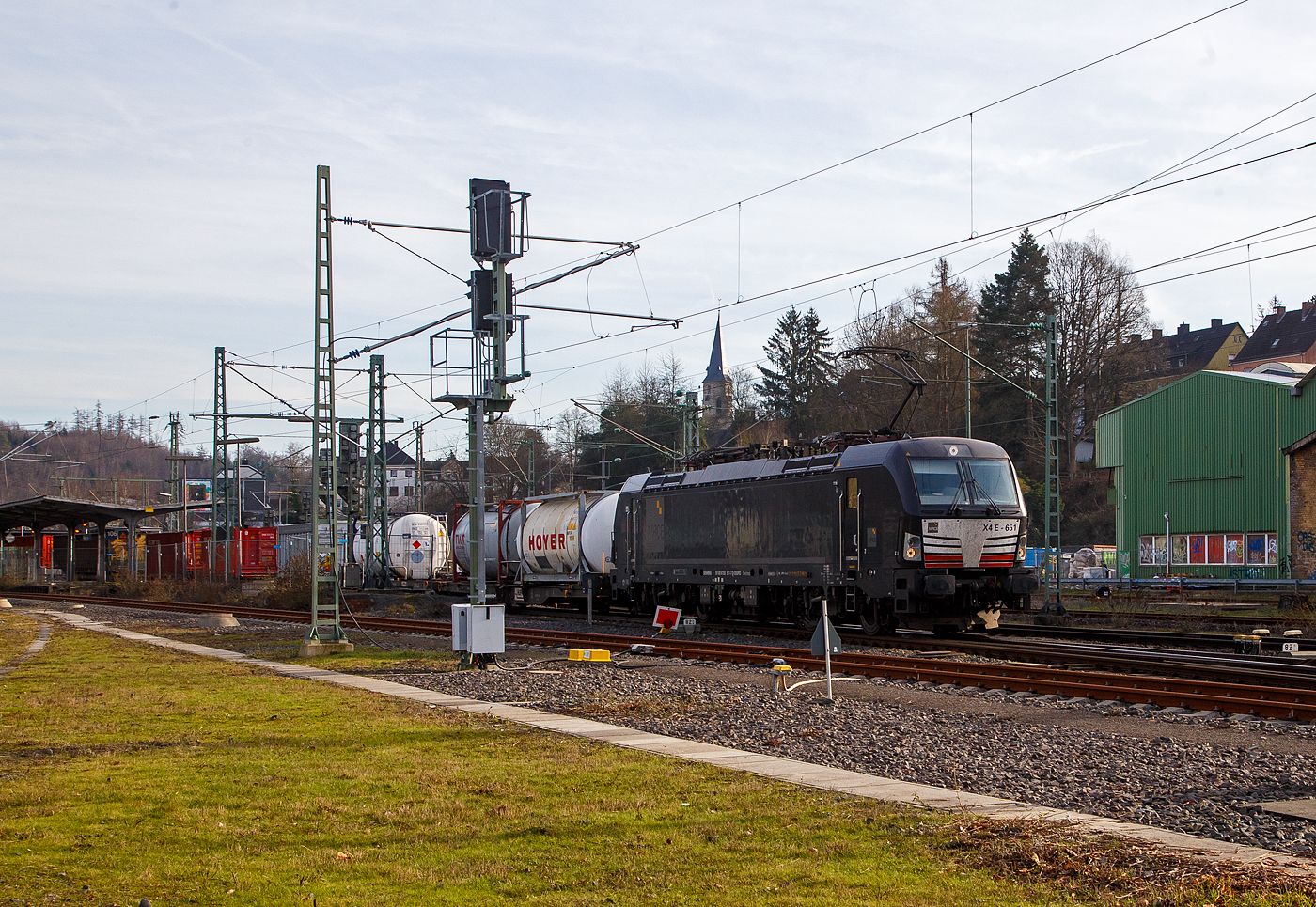 Die an SBB Cargo International AG vermietete X4 E – 651 / 193 651 (91 80 6193 651-7 D-DISPO) fährt  am 09.02.2023 mit einem KLV-Zug durch Betzdorf (Sieg) in Richtung Köln.

Die SIEMENS Vectron MS  wurde 2016 von Siemens Mobility GmbH in München-Allach unter der Fabriknummer 22210 gebaut. Diese Vectron Lokomotive ist als MS (Multi-System - High Power) Mehrsystemlok mit  6.4 MW Leistung und für 160 km/h ausgeführt und hat die Zulassungen für Deutschland, Österreich, Schweiz, Italien und die Niederlande (D/A/CHI/NL). Im Jahr 2022 wurde sie für die Zulassungen für die Schweiz und die Niederlande modifiziert. 