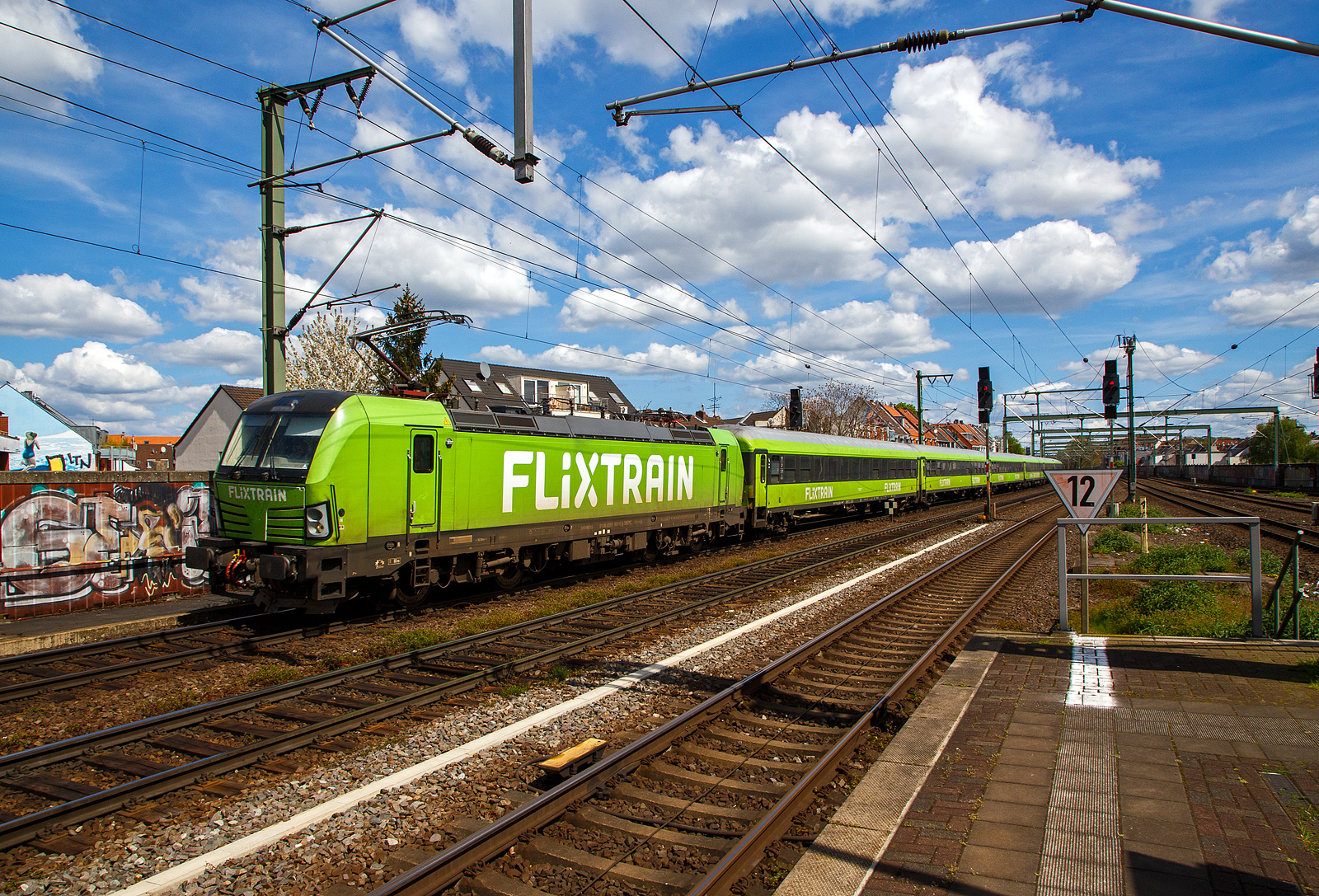 Die an die SVG - Schienenverkehrsgesellschaft mbH (Stuttgart) fr die FlixTrain Verkehre vermiete MRCE Dispolok X4 E – 862 bzw. 193 862-0 (91 80 6193 862-0 D-DISPO) rauscht am 30.04.2023 mit dem FlixTrain FLX 30 / Zugnummer 1230 (Berlin Hbf - Hannover Hbf - Essen Hbf - Kln Hbf - Aachen Hbf) durch den Bahnhof Kln-Ehrenfeld in Richtung Aachen.

Die Siemens Vectron AC wurde 2014 von Siemens Mobilitiy in Mnchen-Allach unter der Fabriknummer 21925 gebaut. Diese Vectron Lokomotive ist als AC – Lokomotive (Wechselstrom-Variante) konzipiert und zugelassen fr Deutschland und sterreich (D/A). Seit Juli 2020 ist sie an die SVG vermietet, die als Eisenbahnverkehrsunternehmen (EVU) unteranderem auch den Verkehr der FlixTrain Verbindungen durchfhrt.
	
Die Reisezugwagen werden von Firma Talbot-Services GmbH an die FlixTrain GmbH (einschl. Full Service) vermietet. Der lteste deutsche Hersteller von Schienenfahrzeugen, die Waggonfabrik Talbot in Aachen, gehrte von 1995 bis zum 30. Juni 2013 zu Bombardier Transportation und sollte geschlossen werden. Die neue Talbot Services GmbH hat den Standort bernommen und die Weiterbeschftigung fr ca. 240 Mitarbeiter ermglicht. Bei FlixTrain hat man sich in der Corona-Zwangspause zu einer radikalen Modernisierung entschlossen. 135 Waggons wurden von Grund auf saniert. Den Auftrag erhielt Talbot Services, auerdem bernehmen die Aachener fr mindestens 15 Jahre die gesamte Betreuung und Wartung der grnen Flixflotte. Das ist somit die Basisabsicherung des gesamten Unternehmens ber lange Zeit.
