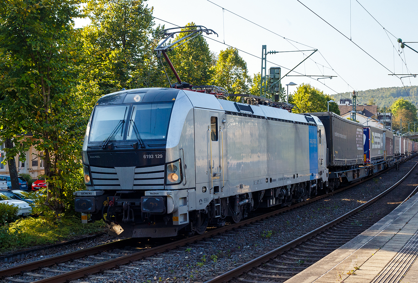 Die an die TX Logistik AG, Troisdorf  (zur Mercitalia Group gehörend) vermietete SIEMENS Vectron MS 6193 129-4 (91 80 6193 129-4 D-Rpool) der Railpool GmbH (München) fährt am 17 September 2024 mit einem KLV-Zug durch den Bahnhof Kirchen (Sieg) in Köln.

Die Multisystemlokomotive Siemens Vectron MS wurde 2023 von Siemens Mobilitiy in München-Allach unter der Fabriknummer 23333 gebaut. Sie wurde in der Variante A01 ausgeführt und hat so die Zulassung für Deutschland, Österreich, Slowakei, Polen, Tschechien, Ungarn, Rumänien und Bulgarien (D / A / SK / PL / CZ / H + RO / BG). So besitzt die Vectron Variante MS A01 folgende Zugsicherungssysteme: ETCS BaseLine 3, sowie für Deutschland (PZB90 / LZB80 (CIR-ELKE I)), für Österreich (ETCS Level 1 mit Euroloop, ETCS Level 2, PZB90 / LZB80), für Polen (SHP), Slowakei und Tschechien (LS (Mirel)), Ungarn (ETCS Level 1, EVM (Mirel)) und Rumänien (PZB90).