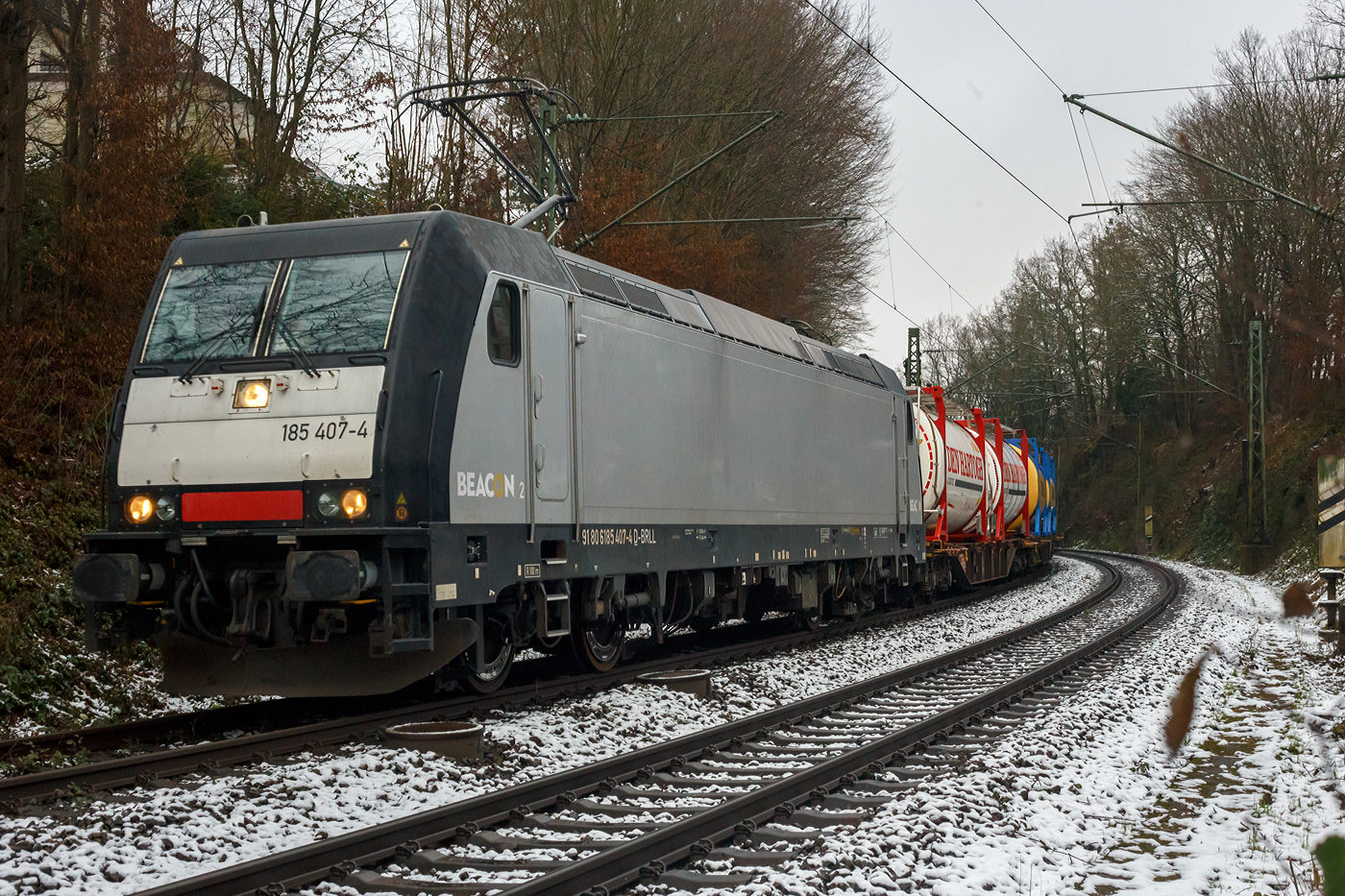 Die an die Viking-Rail ApS (mit Sitz im dänischen Padborg) vermietete 185 407-4 (91 80 6185 407-4 D-BRLL) der BRLL - Beacon Rail Leasing GmbH (Grünwald) fährt am 10 Januar 2025 mit einem Tank-Containerzug durch Betzdorf (Sieg) in Richtung Köln.

Die TRAXX F140 AC2 wurde 2011 von der Bombardier Transportation in Kassel unter der Fabriknummer 34961 gebaut und an die MRCE - Mitsui Rai Capital Europe B.V. (91 80 6185 407-4 D-DISPO geliefert. Sie hat die Zulassungen für Schweden, Deutschland und Dänemark. Noch vor der Übernahme der MRCE, wurde die Lok im Dezember 2022 an die Beacon Rail Leasing verkauft.