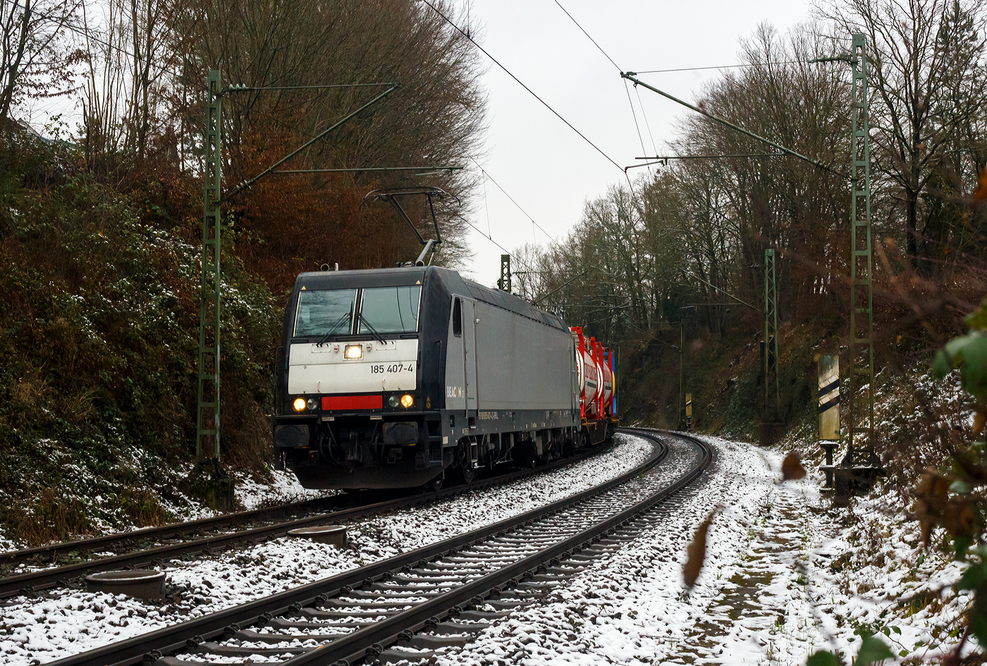 Die an die Viking-Rail ApS (mit Sitz im dänischen Padborg) vermietete 185 407-4 (91 80 6185 407-4 D-BRLL) der BRLL - Beacon Rail Leasing GmbH (Grünwald) fährt am 10 Januar 2025 mit einem Tank-Containerzug durch Betzdorf (Sieg) in Richtung Köln.

Die TRAXX F140 AC2 wurde 2011 von der Bombardier Transportation in Kassel unter der Fabriknummer 34961 gebaut und an die MRCE - Mitsui Rai Capital Europe B.V. (91 80 6185 407-4 D-DISPO geliefert. Sie hat die Zulassungen für Schweden, Deutschland und Dänemark. Noch vor der Übernahme der MRCE, wurde die Lok im Dezember 2022 an die Beacon Rail Leasing verkauft.