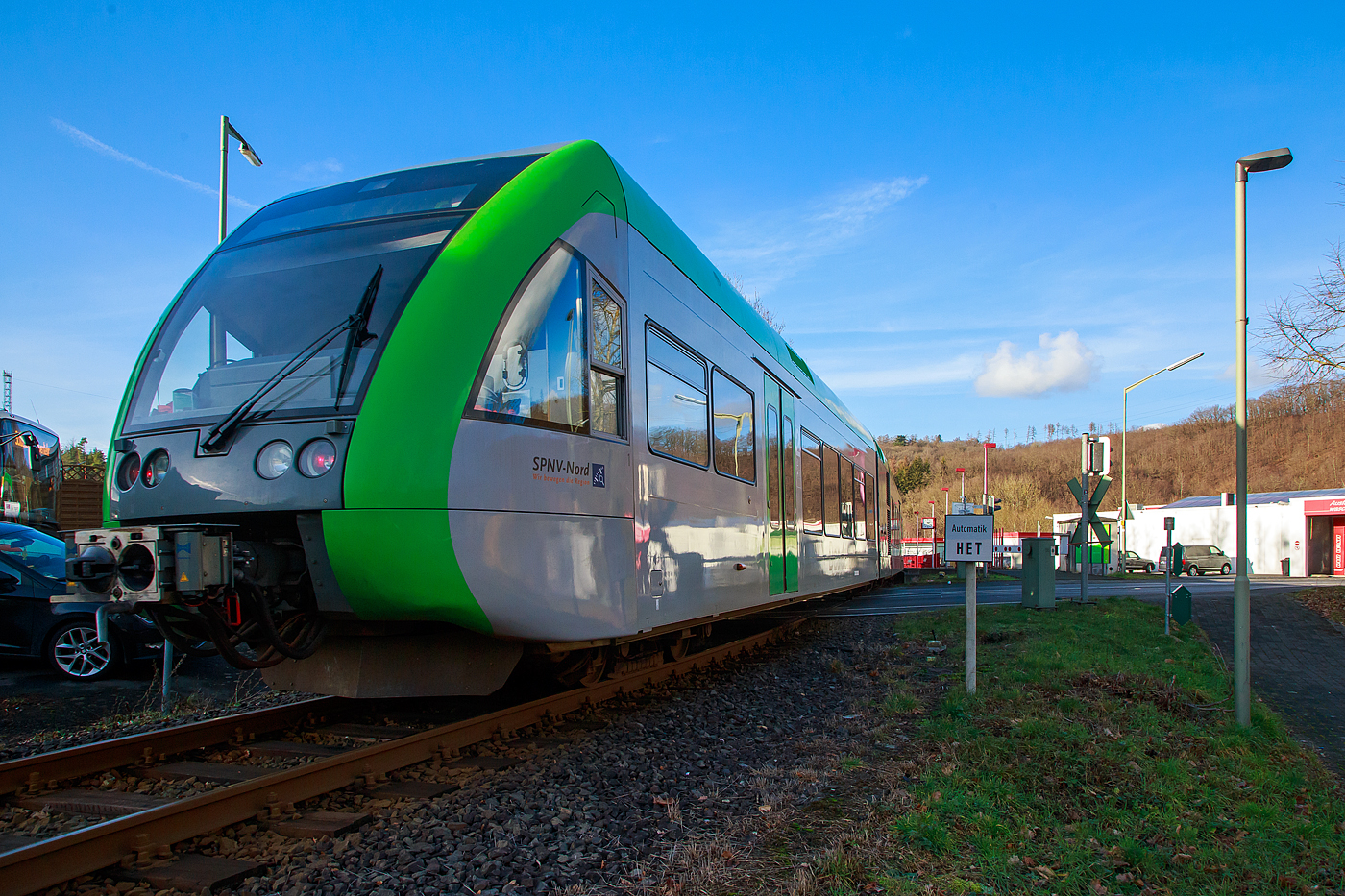 Die beiden gekuppelten Stadler GTW 2/6 der WEBA Westerwaldbahn des Kreises Altenkirchen GmbH erreichen am 17.01.2023, als RB 97  Daadetalbahn   (Daaden - Betzdorf/Sieg), den Hp Alsdorf.r.

Die GTW 2/6 sind der VT 117 (95 80 0946 417-2 D-WEBA / 95 80 0646 417-5 D-WEBA / 95 80 0946 917-1 D-WEBA) und der VT 118 (95 80 0946 418-0 D-WEBA / 95 80 0646 418-3 D-WEBA / 95 80 0946 918-9 D-WEBA). Beide waren bis 2015 Triebwagen der HellertalBahn GmbH.