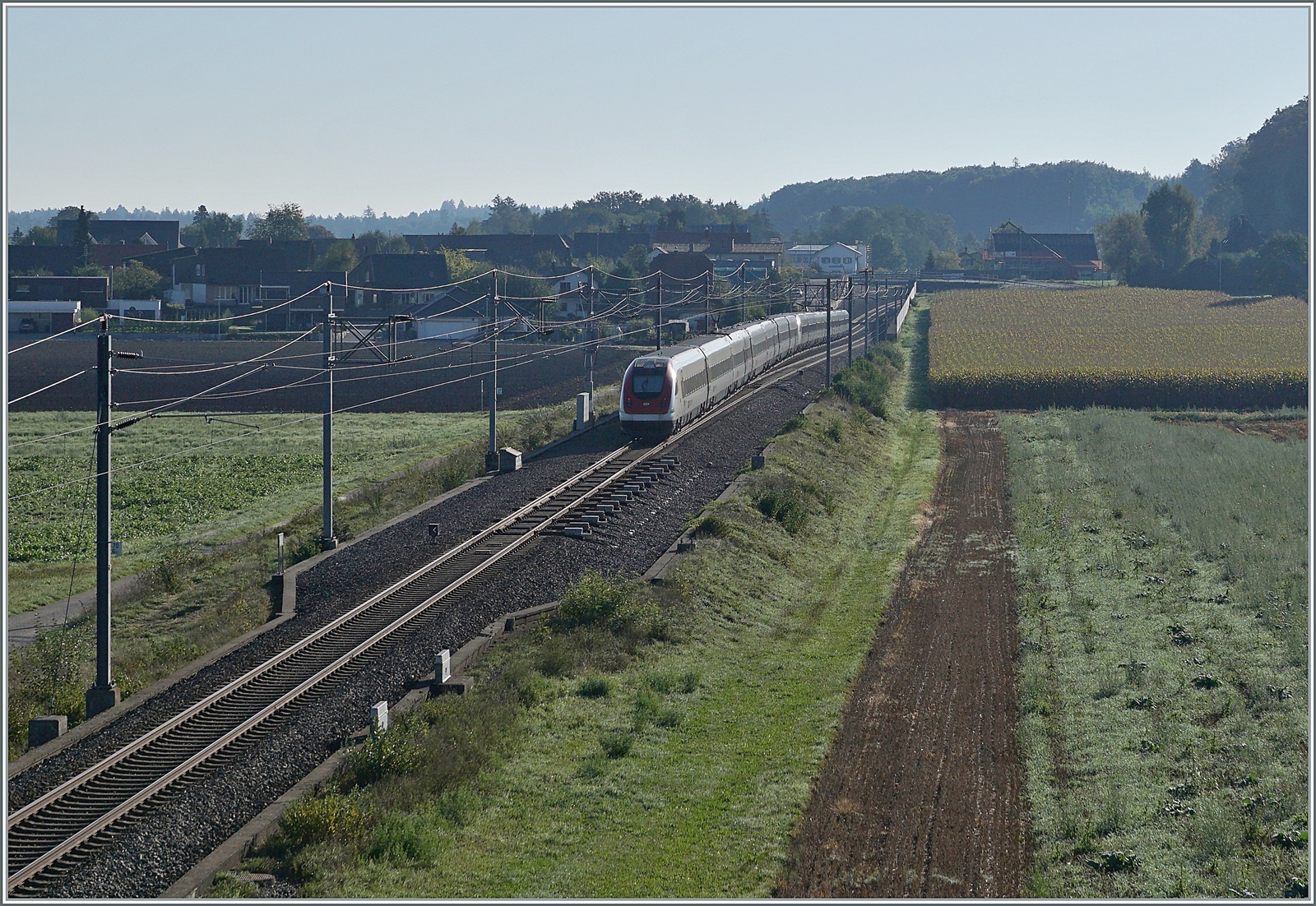 Die beiden ICN RABe 500 von Genève Aéroport nach Rorschach erreichen auf dem Weg zur NBS bei Bolken den ehemaligen Bahnhof  Inkwil ; heute liegt hier eine der drei Weichen der ABS/NBS welche die Strecke in den 597 Meter langen Wolfackertunnel Nord für die Fahrtrichtung nach Olten und in den 436 Meter langen Wolfackertunnel Süd der Gegenrichtung leitet. Interessant auch das Weichensignal links im Bild welches drei Stellungen anzeigt: nach links  <  , nach rechts  >  und Gesperrt  X  (wenn die Weiche umgelegt wird). 

12. September 2022