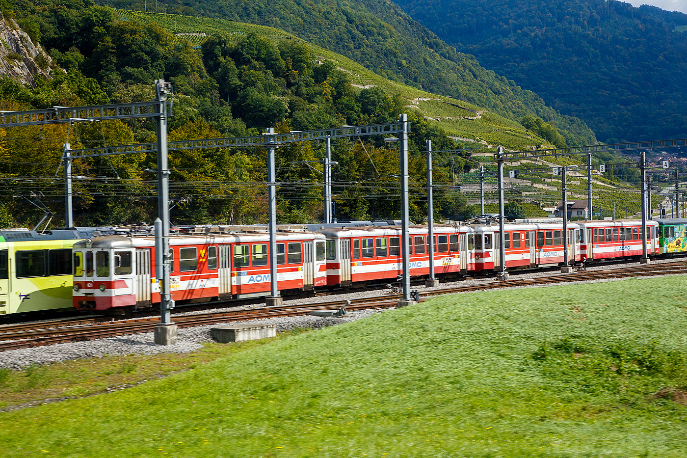 Die beiden Triebwagen tpc AOMC Be 4/4 101 „Yvorne“ (ex BLT/BTB ABe 4/4 14) und der tpc AOMC Be 4/4 102 „Chablais“ (ex BLT/BTB ABe 4/4 12) sind, mit ihren Steuerwagen Bt 132  und Bt 134 (ex BLT/BTB Bt 22–23), am 16 September 2017 beim Dpt der TPC - Transports Publics du Chablais in Chlex (bei Aigle) abgestellt. Bild aus einem SBB Zug heraus. 

Die Triebfahrzeuge der AOMC waren fr eine Fahrleitungsspannung von 950 Volt ausgelegt. Diese Triebwagen verkehrten nur auf der Talstrecke zwischen Aigle und Monthey. Die AOMC kaufte im Herbst 1984 diese gebrauchten Triebwagen mit den Steuerwagen von der BLT (Baselland Transport AG), da diese nach der Betriebsumstellung diese ehemaligen BTB (Birsigthalbahn-Gesellschaft) Fahrzeuge nicht mehr bentigte. Nun hatten die Triebzge auch bei der tpc AOMC (Aigle-Ollon-Monthey-Champry-Bahn) ausgedieht, da die Fahrleitungsspannung der Strecke 2016 auf 1.500 Volt angehoben wurde. 

Verbleib der Fahrzeug: Be 4/4 101 mit Bt 132 und 134 wurden 2018 nach Rumnien verkauft. Der Be 4/4 102 ging an den Verein Pro Birsigthalbahn, Be 4/4 103 und 105 sind remisiert (abgestellt), der Be 4/4 104 und der Bt 133 wurden bereits 2007 abgebrochen (verschrottet). Die Triebwagennummer 101 war zweimal vergeben, der ersten 101er (ex BTB ABe 4/4 15) wurde nach einem Brand 1985 bereits im Jahr 1988 abgebrochen (verschrottet).

Die Geschichte:
Mitte der Sechzigerjahre konnte die Birsigthalbahn AG (BTB) endlich neues Rollmaterial beschaffen, mit welchem der Betrieb stark vereinfacht und rationalisiert werden konnte. Die bisherigen, teils bis zu 60 Jahre alten Fahrzeuge lieen sich dadurch grtenteils ausmustern.
Von Schindler-Waggon im nahen Pratteln (SWP) wurden sechs Motorwagen ABe 4/4 11 bis 16 und sieben Steuerwagen Bt 21 bis 27 sowie zwei Mittelwagen B 61 und 62 gebaut und geliefert. Die elektrische Ausrstung stammte von BBC. Die vier Motoren  130 PS der Triebwagen lieferten auch fr vierteilige Pendelzge gengend Leistung. Zusammen mit angepassten Anhngewagen aus den Jahren 1926 bzw. 1932 konnten so sechs dreiteilige Pendelzge ABe 4/4 – B - Bt gebildet werden. Pendelzge erlaubten den Verzicht auf das zeitintensive Umfahren der Motorwagen an den Endstationen und trugen wesentlich zu einem schnelleren und wirtschaftlicheren Betrieb bei. Der Motorwagen befand sich stets talseitig, also Seite Basel.

Bei den ABe 4/4 11 bis 16 handelte es sich gewissermaen um einen modernisierten Nachbau der ABe 4/4 8 und 9 aus dem Jahre 1951. uerlich aufflligstes Unterscheidungsmerkmal waren die bersetzfenster. Die Wagenksten waren in vollstndig geschweisster, leichter Stahlbauart ausgefhrt. Eine grozgige Mittelplattform trennte den Fahrgastbereich in ein erste und ein zweite Klasseabteil, wobei der zweite Klassebereich nochmals in ein Raucher- und ein Nichtraucherabteil unterteilt war.

Die pneumatischen Falttren waren fr den Einmannbetrieb ausgelegt. Um das Aus- und Einsteigen zu beschleunigen waren drei Tren pro Wagenseite und gerumige Plattformen vorgesehen. An den Wagenenden der Zweirichtungswagen befanden sich die Fhrerstnde fr sitzende Bedienung. Stirnwandtren und bergangseinrichtungen erlaubten dem Personal das Zirkulieren zwischen den Wagen.

Die beiden Triebdrehgestelle verfgten ber eine zweistufige Abfederung. Die komplett in die Drehgestelle integrierte Bremsanlage erlaubte die Verwendung von Guss- oder Kunststoffbremssohlen. Eine Spurkranzschmieranlage verminderte Lrm und Verschlei. 

Mit den bei der BTB neu eingefhrten BSI-Kupplungen wurden alle Kontakte fr die elektrischen Steuer- und Heizleitungen sowie die beiden Luftleitungen der Charmilles-Bremse automatisch verbunden. Die BSI-Kupplung wurde vom ehemaligen Unternehmen Bergische Stahl-Industrie-Gesellschaft in Remscheid entwickelt, inzwischen Teil der Wabtec-Gruppe.

Aufgrund der Aufgabe der ersten Wagenklasse bei der BTB wurden die sechs Motorwagen per 1. Juli 1973 zu Be 4/4 deklassiert. Die Inneneinrichtung blieb bis zuletzt unverndert. Anlsslich der Fusion der Basler Vorortsbahnen kamen alle sechs Wagen zur Baselland Transport AG (BLT), wo sie mit unvernderten Wagennummern (als Be 4/4 11–16) weiterbetrieben wurden. Nach der Betriebsumstellung im Herbst 1984 verkaufte die BLT alle sieben Fahrzeuge in die Westschweiz. Die Bt 22, 23, 24 und 25 kamen als Bt 132, 133, 134 und 131 zur Schmalspurbahn Aigle–Ollon–Monthey–Champry (AOMC). An den Triebwagen Be 4/4 103 und 105 wurde bei der AOMC die BSI-Kupplungen entfernt und breite Mittelpuffer mit Schraubenkupplungen (Zp1) angebaut, um lteres Rollmaterial (Personen- und Gterwagen) der AOMC kuppeln zu knnen. Damit war der Steuerwagenbetrieb war fortan nicht mehr mglich.

Die Bt 21 sowie 26 und 27 fanden den Weg zur Aigle–Spey–Diablerets-Bahn (ASD). Ab September 1985 wurden sie bei ACMV in Vevey fr den Betrieb mit den fr 1987 bestellten Triebwagen BDe 4/4 401 bis 404 hergerichtet.

TECHNISCHE DATEN der Triebwagen:
(bei Inbetriebsetzung)
Typenbezeichnung: ABe 4/4 (ab 1973 Be 4/4)
Anzahl Wagen: 6 (Nr. 11 bis 16)
Baujahr: 1966 
Hersteller Mechanischer Teil: SWP
Elektrische Ausrstung: BBC
Spurweite: 1.000 mm (Meterspur)
Achsfolge: Bo’Bo‘
Lnge ber Kupplung: 17.212 mm
Grte Breite x Hhe: 2.500 x 4.050 mm
Drehzapfenabstand: 11.000 mm
Achsabstand im Drehgestell: 2.000 mm
Dienstgewicht: 27.000 kg
Sitz-/Stehpltze: 44 / 76 (zus. 4 Klappsitze)
Hchstgeschwindigkeit: 65 km/h
Anzahl 4  130 PS (96 kW)
Hersteller der Fahrmotoren: BBC 
Stundenleistung: 520 PS (384 kW)
bersetzungsverhltnis: 1:5,57
Bremsen: elektrische Widerstandsbremse, indirekt wirkende Druckluftbremse, Handbremse
Kupplungen: BSI (103 und 105 sp. Zp1)
Anschaffungskosten BTB/TW.: 671.165,–CHF

TECHNISCHE DATEN der Steuerwagen:
(bei Inbetriebsetzung)
Spurweite: 1.000 mm
Typenbezeichnung: Bt
Anzahl Wagen: 7
Lnge ber alles: 17.212 mm
Grte Breite x Hhe: 2.500 x 3.450 mm
Drehzapfenabstand: 11.000 mm
Achsabstand im Drehgestell: 1.800 mm
Eigengewicht: 17.000 kg
Sitz-/Stehpltze: 64 / 66 (zustzlich 2 Klappsitze)
Hchstgeschwindigkeit: 65 km/h
Anschaffungskosten BTB/Wg.: 356.205,–  CHF

Verzeichnis der Bezeichnungen der Triebwagen:
BTB ABe 4/4 - 15, ab 1973 BLT Be 4/4 - 15, ab 1985 AOMC 101I
BTB ABe 4/4 - 14, ab 1973 BLT Be 4/4 - 14, ab 1985 AOMC 101II „Yvorne“
BTB ABe 4/4 - 12, ab 1973 BLT Be 4/4 - 12, ab 1985 AOMC 102 „Chablais“
BTB ABe 4/4 - 13, ab 1973 BLT Be 4/4 - 13, ab 1985 AOMC 103 „Collombey-Muraz“
BTB ABe 4/4 - 16, ab 1973 BLT Be 4/4 - 16, ab 1985 AOMC 104 „Ollon“
BTB ABe 4/4 - 11, ab 1973 BLT Be 4/4 - 11, ab 1985 AOMC 105 „Aigle“
