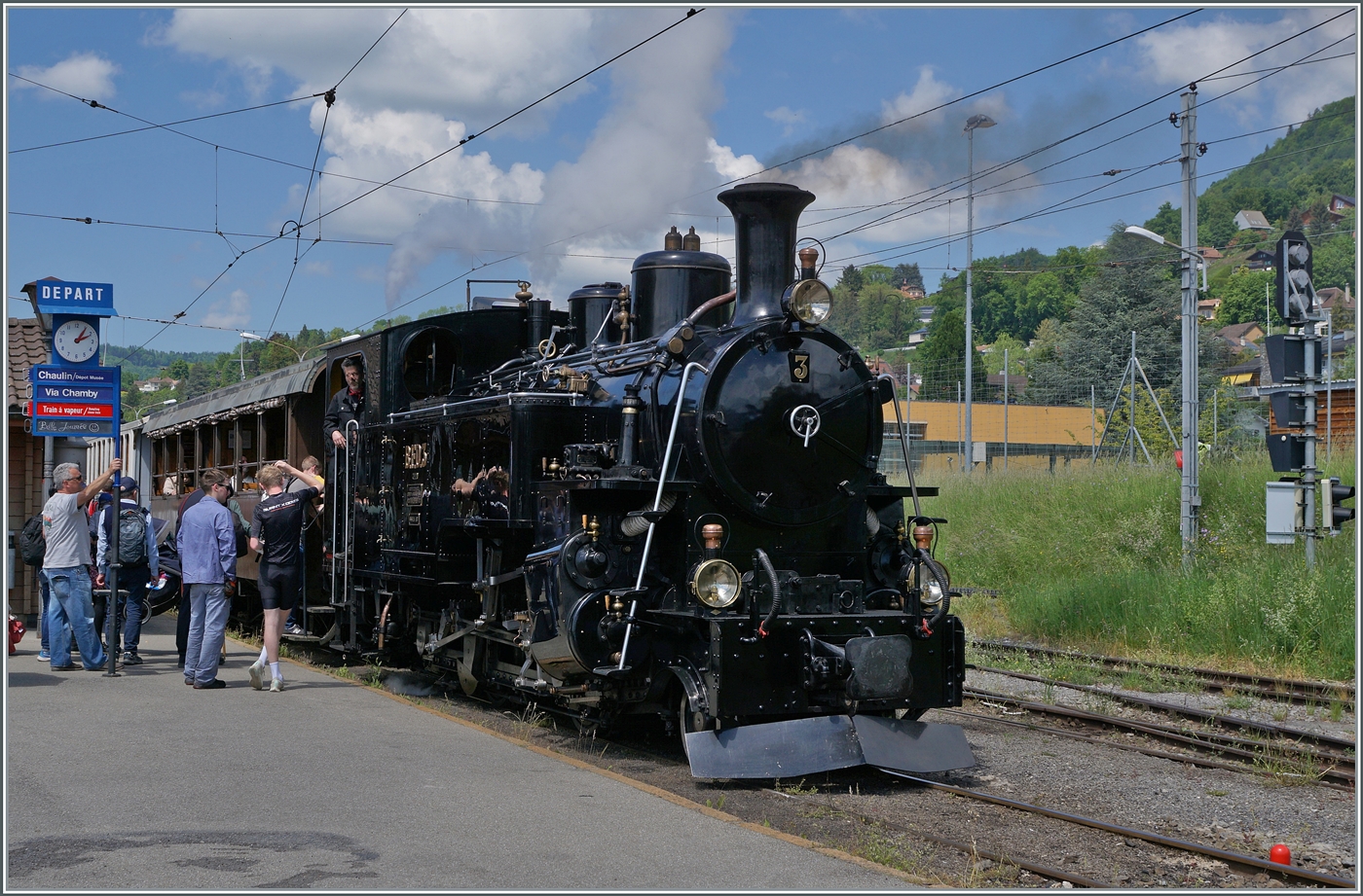 Die BFD HG 3/4 N° 3 der Blonay Chamby Bahn, umringt von Personal und Reisenden wartet in Blonay auf die Abfahrt nach Chaulin. 

11. Mai 2025