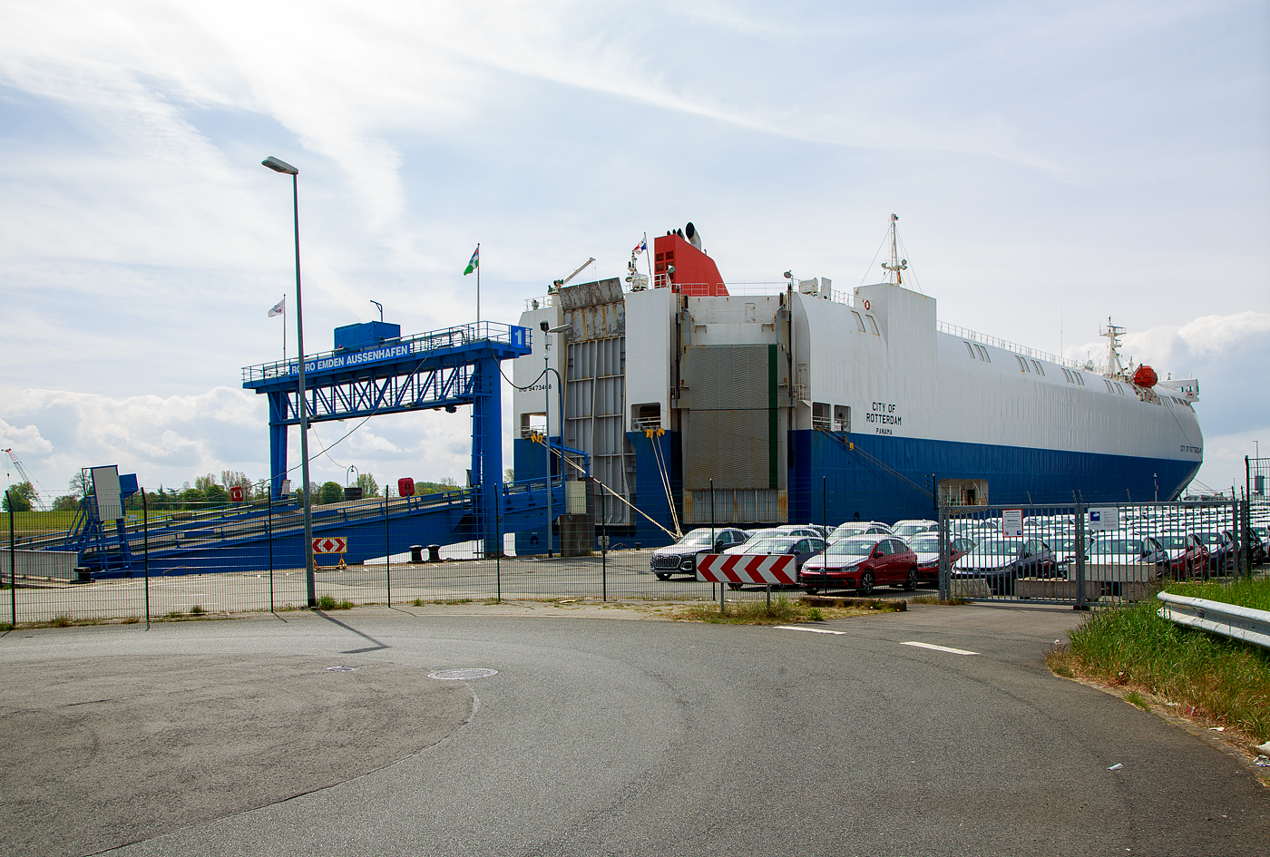 Die CITY OF ROTTERDAM (IMO: 9473468) liegt am 01.05.2022 im Emder Außenhafen. Das Autotransportschiff ist für rund 2000 Fahrzeuge und hat eine Verdrängung 21.143 BRZ, hingegen die z.Z. vor der niederländischen Insel Ameland brennende FREMANTLE HIGHWAY (IMO: 9667344) ist mit 59.525 BRZ fast 3x so groß.