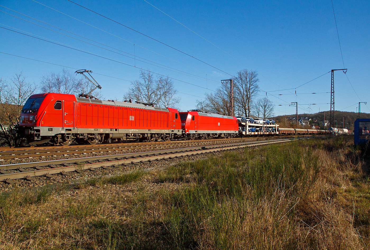 Die DB Cargo 187 161 (91 80 6187 161-5 D-DB) fährt am 08.02.2023 mit der kalten 185 169-0 (91 80 6185 169-0 D-DB) und einem gemischten Güterzug durch Rudersdorf (Kr. Siegen) in Richtung Siegen bzw. Kreuztal.

Die Bombardier TRAXX F140 AC3 wurde 2018 von der Bombardier Transportation GmbH in Kassel unter der Fabriknummer KAS 35490 gebaut. Die Bombardier TRAXX F140 AC1 wurde 2004 von der Bombardier Transportation GmbH in Kassel unter der Fabriknummer 33647 gebaut.