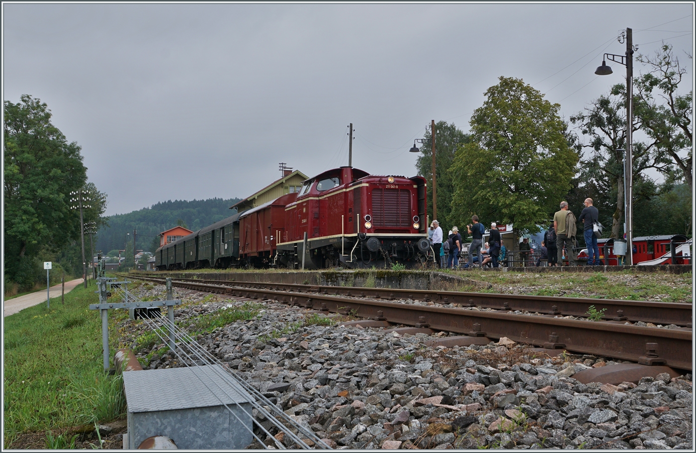 Die Diesellok 211 041-9 (92 80 1211 041-9 D-NeSA) steht mit ihrem  Morgenzug  im Bahnhof Zollhaus Blumberg, der Bahnhof gefllt, gibt es doch hier so manches Detail aus vergangenen Tagen zu entdecken. 

27. August 2022