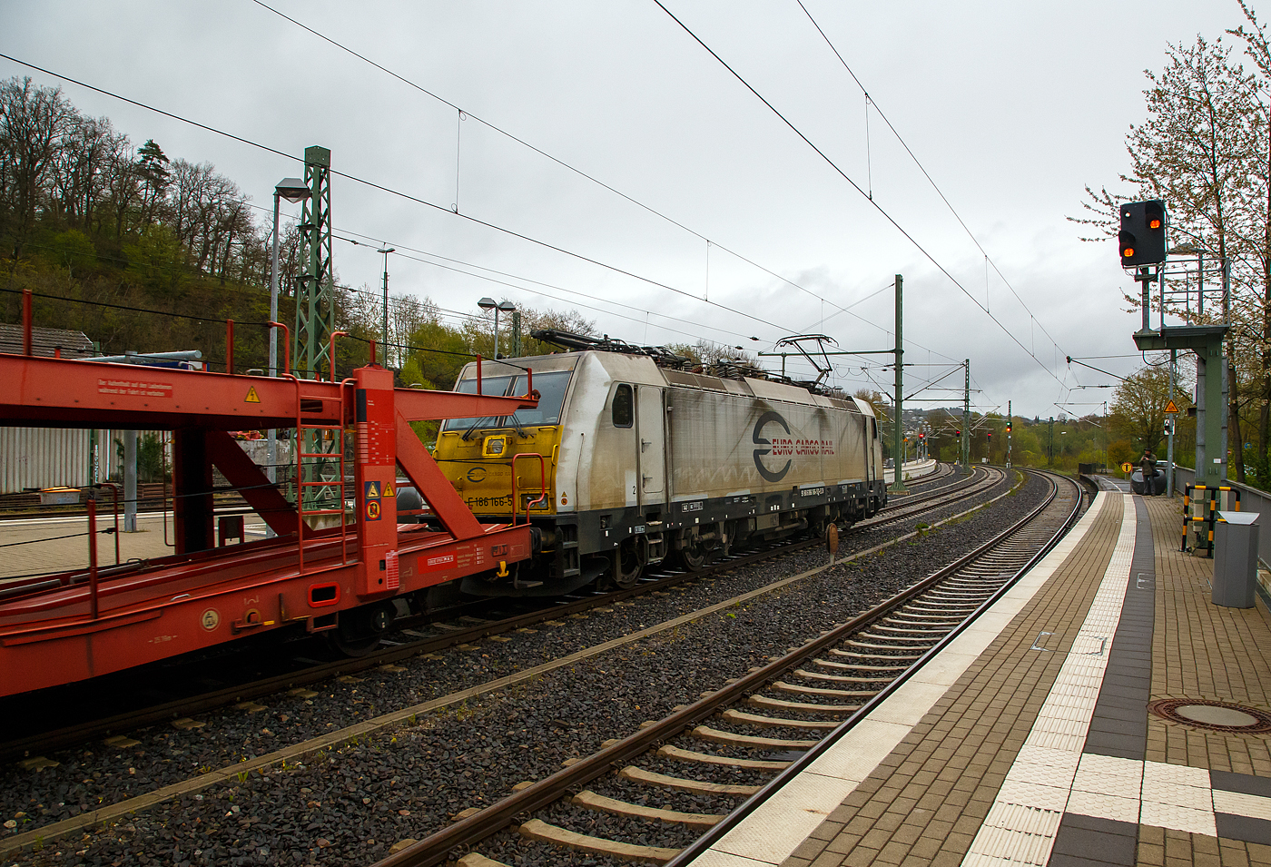 Die E 186 166-5 (91 80 6186 166-5 D-ECR) der ECR - Euro Cargo Rail SAS (Paris) fhrt am 22 April 2017 mit einem leeren Autotransportzug durch den Bahnhof Au/Sieg in Richtung Siegen.

Die Bombardier TRAXX F140 MS wurde 2009 von der Bombardier Transportation GmbH in Kassel unter der Fabriknummer 34443 gebaut und an die ERC ausgeliefert. Die Multisystemlokomotive hat die Zulassungen bzw. besitzt die Lnderpakete fr Deutschland, Belgien und Frankreich (D/B/F).

Seit September 2021firmiert die ECR als DB Cargo France SAS (Paris), so trgt die Lok aktuell nun die NVR-Nummer 91 80 6186 166-5 D-DBCFR, 