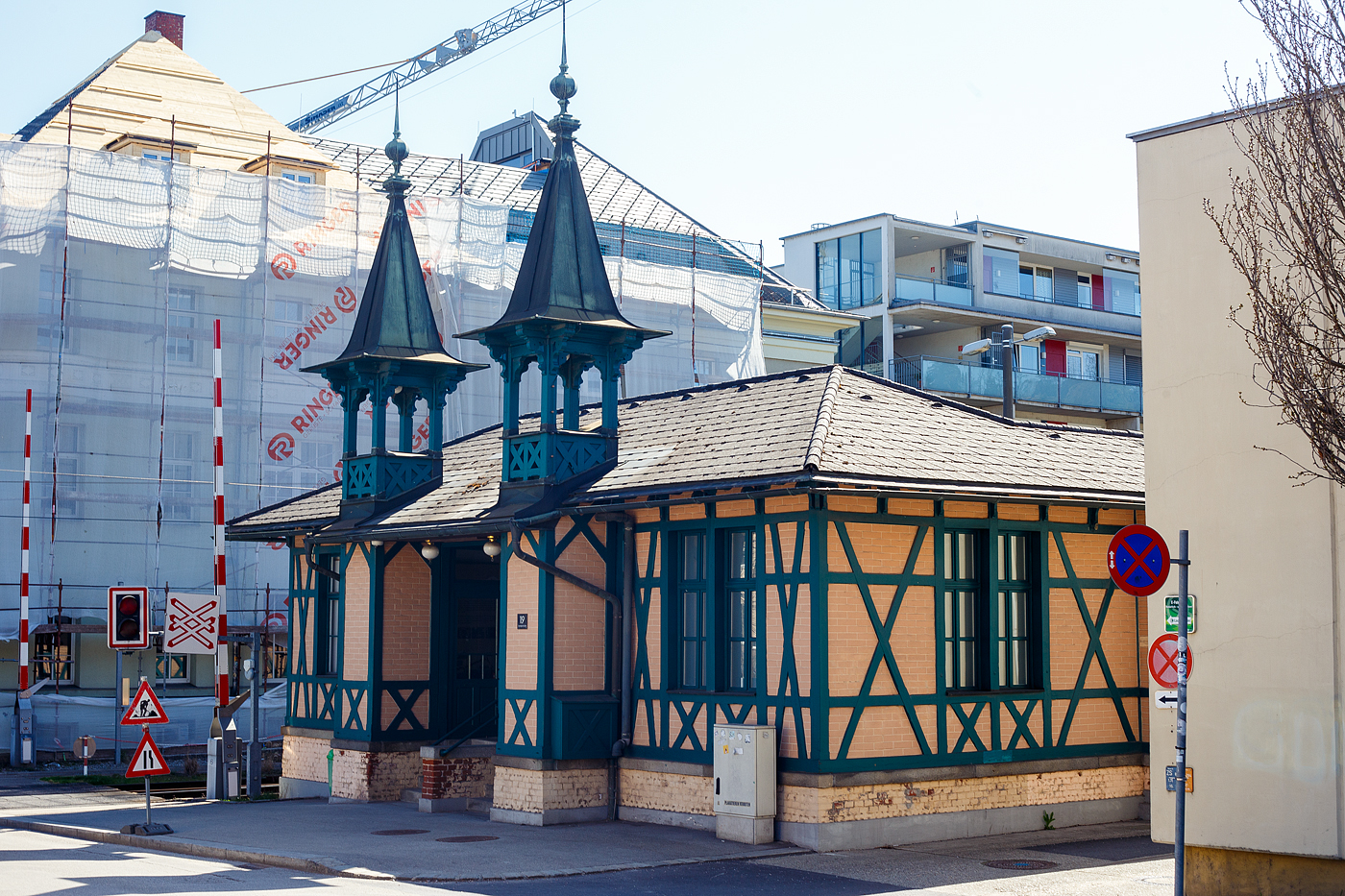 Die ehemalige Talstation der Pöstlingbergbahn (bis 2008 Urfahr Bergbahnhof Talstation) am 04 April 2025 in der oberösterreichischen Landeshauptstadt Linz

Bei der Eröffnung im Jahr 1898 lag die Talstation direkt bei der Endstation der Straßenbahn, was eine Kreuzung mit der Mühlkreisbahn erforderte. Wegen Problemen mit dieser Kreuzung wurde die Talstation 1899 auf die nördliche Seite der Mühlkreisbahn verlegt. Dabei entstand auch das heute noch bestehende Gebäude mit Fachwerk-Ziegelmauer und Türmchen.

Im Zuge des Umbaus wurde die alte Talstation ab 2008 funktionslos und beherbergt nun ein kleines Museum über die alte Pöstlingbergbahn. Die neue Pöstlingbergbahn mit einer Spurweite von 900 mm (bis 2008 Meterspur) kreuzt nun wieder die Mühlkreisbahn und führt südlich von Talstation und Mühlkreisbahn zur Kaarstraße, wo sie an der Haltestelle Landgutstraße (Endhaltestelle der Straßenbahnlinien 3 und 4) mit dem Straßenbahnnetz verknüpft ist. Auf dem Straßenbahnnetz fährt sie über die Donau nun bis zum Hauptplatz, wo sich die neue Abfahrtsstelle befindet.

Die Pöstlingbergbahn gilt als eine der steilsten Adhäsionsbahn der Welt. Ihre Maximalsteigung beträgt 116 ‰, am sogenannten Hohen Damm. Eine noch größere Steigung weist nur die Linie 28E der Straßenbahn Lissabon auf, die auf einem kurzen Abschnitt sogar 135 ‰ erreicht. 