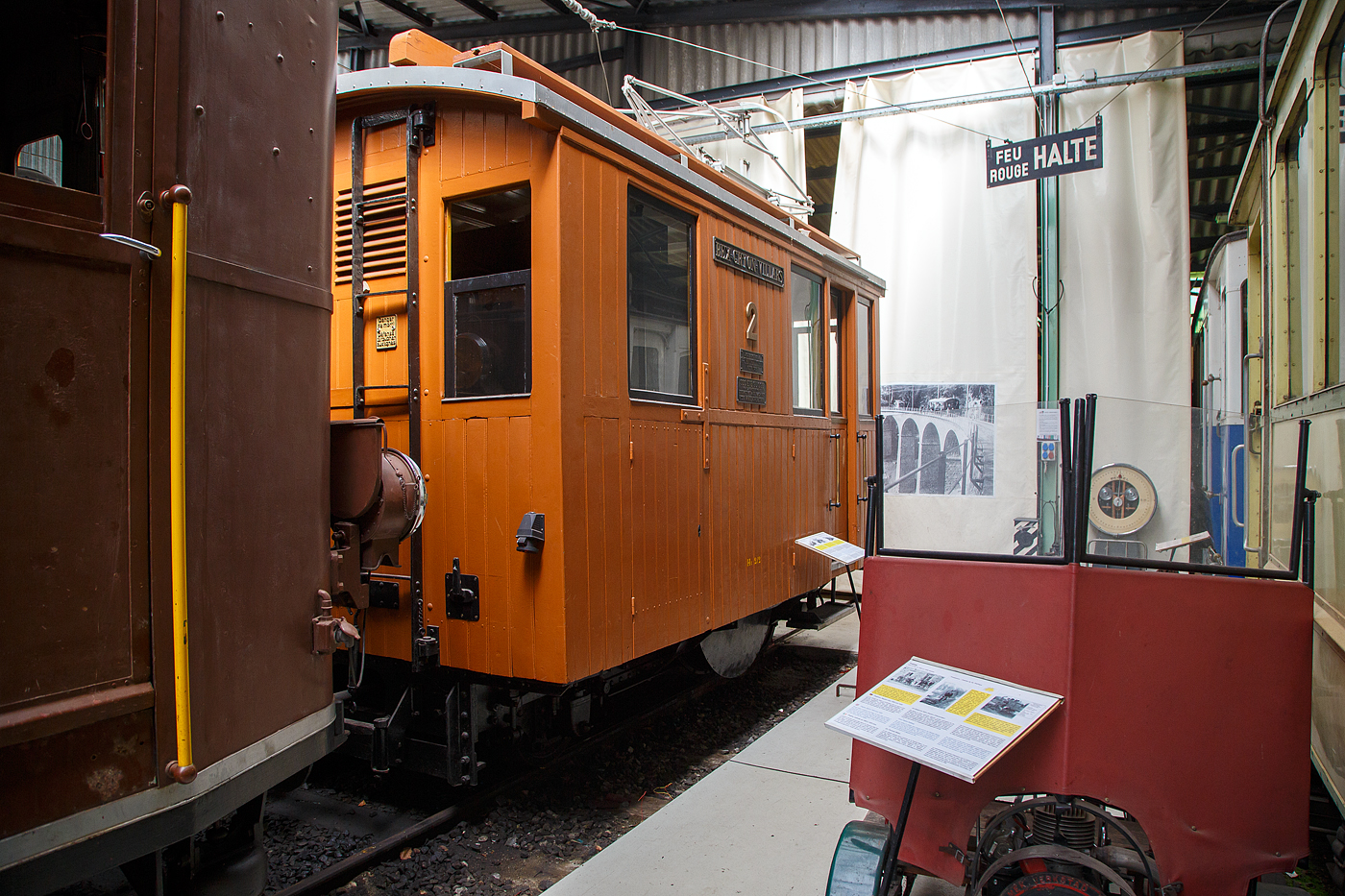 Die elektrische reine Zahnradlokomotive BGV He 2/2 2, später BVB He 2/2 2  La Grisette  der Museumsbahn Blonay–Chamby am 27.05.2022 im Museum Chaulin. 

Die Gleichstrom-Zahnradelektrolok wurde 1899 von der Schweizerischen Lokomotiv- und Maschinenfabrik (SLM) in Winterthur unter der Fabriknummer 1196 gebaut, der elektrische Teil ist von der CIE (Compagnie de l'industrie électrique, ab 1902 CIEM - Compagnie de l’industrie électrique et mécanique und ab 1918 Société Anonyme des Ateliers de Sécheron). Die Lieferung erfolgte an die Chemin de fer électrique Bex–Gryon–Villars (BGV), ab 1905 Chemin de fer Bex–Gryon–Villars–Chesières (BGVC), im Jahr 1942 fusionierten die BGVC mit der VB zur BVB. Im Jahre 1999 fusionierte die BVB mit der Chemin der fer Aigle–Ollon–Monthey–Champéry (AOMC), der Chemin de fer Aigle–Leysin (AL) und der Chemin de fer Aigle–Sépey–Diablerets (ASD) zu den Transports Publics du Chablais (TPC). Mit der Gründung der TPC konnten die vorher zum Teil von der Einstellung bedrohten Schmalspurbahnen ihre Mittel zusammenlegen und ihr Angebot vereinheitlichen.

Die Lok erhielt 1920 einen neuen Lokomotivkasten und war so bis 1985 bei der BVG, insbesondere für den Schneepflugdienst, in Betrieb. Den Spitznamen „la Grisette“ erhielt sie, weil sie ursprünglich eine graue Lackierung trug. Später ging sie an den Verein B.V.B. Promotion, der sie 1997 nicht betriebsfähig restaurierte, im Oktober 2011wurde sie dann an die Museumsbahn Blonay–Chamby und war bis 2014 in einer Lagerhalle abgestellt. Da die SLM He 2/2 elektrische Lokomotiven mit reinen Zahnradantrieb sind und so keinen Adhäsionsantrieb besitzen, können sie sich also nur in einem mit Zahnstange versehenen Gleis fortbewegen, so bleibt die BVB He 2/2 2  La Grisette  bei der BC wohl eine reines Ausstellungsexponat.

SLM He 2/2 sind elektrische Lokomotiven mit Zahnradantrieb, die von der Schweizerischen Lokomotiv- und Maschinenfabrik (SLM) gebaut und mit Drehstrom- oder Gleichstrom-Ausrüstungen verschiedener Hersteller wie Alioth, BBC, CIE, MFO und Rieter versehen wurden. He 2/2 wurden von 1898 bis 1957 in den Spurweiten 800, 1.000 und 1.435 mm hergestellt. Sie weisen keinen Adhäsionsantrieb auf, können sich also nur in einem mit Zahnstange versehenen Gleis fortbewegen.

Bei Lokomotiven der Bex-Villars-Bretaye-Bahn (BVB) und zwei Triebzahnrädern handelt es sich um reine Zahnradlokomotiven. Die beiden Triebzahnräder, für das Zahnstangensystem Abt sind nicht auf den Laufachsen angebracht, sondern unmittelbar neben der Laufachsen gegen die Fahrzeugmitte. Der mechanische Teil stammt von der Schweizerischen Lokomotiv- und Maschinenfabrik (SLM) in Winterthur.

Die 5.000 mm langen Lokomotiven mit einem Dienstgewicht von rund 14,8 t verkehren mit ihren 2 x 81 kW = 162 kW (220 PS) Leistung auf Neigungen bis zu 200 ‰. Sie erreichen dabei bei der Bergfahrt eine Geschwindigkeit von rund 10 km/h, bei Talfahrt war die Geschwindigkeit aus Sicherheitsgründen auf maximal 7,5 km/h limitiert.

TECHNISCH DATEN:
Baujahr: 1899
Nummerierung: 1 und 2 (später noch 3 und 4 von der MC)
Spurweite: 1.000 mm
Achsfolge: 1zz1
Zahnradsystem: 	Abt
Länge über Puffer : 5.000 mm
Länge Lokkasten: 4.250 mm 
Breite: 2.500 mm
Achsstand: 2.270 mm (720 mm – Zahnradabstand 920 mm – 520 mm)
Zahnradteilkreis-Ø: 573 mm
Dienstgewicht: 14,8  t
Leistung: 2 x 110 kW
Zul. Höchstgeschwindigkeit: 10 km/h (Talfahrt 7,5 km/h)
Übersetzung:  1:7,84
Stromsystem: 700 V DC (gleichstrom)
Max. Neigung : 200 ‰