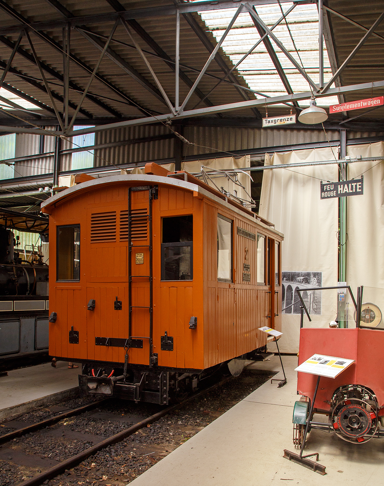 Die elektrische reine Zahnradlokomotive BGV He 2/2 2, später BVB He 2/2 2  La Grisette  der Museumsbahn Blonay–Chamby am 27.05.2022 im Museum Chaulin. 

Die Gleichstrom-Zahnradelektrolok wurde 1899 von der Schweizerischen Lokomotiv- und Maschinenfabrik (SLM) in Winterthur unter der Fabriknummer 1196 gebaut, der elektrische Teil ist von der CIE (Compagnie de l'industrie électrique, ab 1902 CIEM - Compagnie de l’industrie électrique et mécanique und ab 1918 Société Anonyme des Ateliers de Sécheron). Die Lieferung erfolgte an die Chemin de fer électrique Bex–Gryon–Villars (BGV), ab 1905 Chemin de fer Bex–Gryon–Villars–Chesières (BGVC), im Jahr 1942 fusionierten die BGVC mit der VB zur BVB. Im Jahre 1999 fusionierte die BVB mit der Chemin der fer Aigle–Ollon–Monthey–Champéry (AOMC), der Chemin de fer Aigle–Leysin (AL) und der Chemin de fer Aigle–Sépey–Diablerets (ASD) zu den Transports Publics du Chablais (TPC). Mit der Gründung der TPC konnten die vorher zum Teil von der Einstellung bedrohten Schmalspurbahnen ihre Mittel zusammenlegen und ihr Angebot vereinheitlichen.

Die Lok erhielt 1920 einen neuen Lokomotivkasten und war so bis 1985 bei der BVG, insbesondere für den Schneepflugdienst, in Betrieb. Den Spitznamen „la Grisette“ erhielt sie, weil sie ursprünglich eine graue Lackierung trug. Später ging sie an den Verein B.V.B. Promotion, der sie 1997 nicht betriebsfähig restaurierte, im Oktober 2011wurde sie dann an die Museumsbahn Blonay–Chamby und war bis 2014 in einer Lagerhalle abgestellt. Da die SLM He 2/2 elektrische Lokomotiven mit reinen Zahnradantrieb sind und so keinen Adhäsionsantrieb besitzen, können sie sich also nur in einem mit Zahnstange versehenen Gleis fortbewegen, so bleibt die BVB He 2/2 2  La Grisette  bei der BC wohl eine reines Ausstellungsexponat.

SLM He 2/2 sind elektrische Lokomotiven mit Zahnradantrieb, die von der Schweizerischen Lokomotiv- und Maschinenfabrik (SLM) gebaut und mit Drehstrom- oder Gleichstrom-Ausrüstungen verschiedener Hersteller wie Alioth, BBC, CIE, MFO und Rieter versehen wurden. He 2/2 wurden von 1898 bis 1957 in den Spurweiten 800, 1.000 und 1.435 mm hergestellt. Sie weisen keinen Adhäsionsantrieb auf, können sich also nur in einem mit Zahnstange versehenen Gleis fortbewegen.

Bei Lokomotiven der Bex-Villars-Bretaye-Bahn (BVB) und zwei Triebzahnrädern handelt es sich um reine Zahnradlokomotiven. Die beiden Triebzahnräder, für das Zahnstangensystem Abt sind nicht auf den Laufachsen angebracht, sondern unmittelbar neben der Laufachsen gegen die Fahrzeugmitte. Der mechanische Teil stammt von der Schweizerischen Lokomotiv- und Maschinenfabrik (SLM) in Winterthur.

Die 5.000 mm langen Lokomotiven mit einem Dienstgewicht von rund 14,8 t verkehren mit ihren 2 x 81 kW = 162 kW (220 PS) Leistung auf Neigungen bis zu 200 ‰. Sie erreichen dabei bei der Bergfahrt eine Geschwindigkeit von rund 10 km/h, bei Talfahrt war die Geschwindigkeit aus Sicherheitsgründen auf maximal 7,5 km/h limitiert.

TECHNISCH DATEN:
Baujahr: 1899
Nummerierung: 1 und 2 (später noch 3 und 4 von der MC)
Spurweite: 1.000 mm
Achsfolge: 1zz1
Zahnradsystem: 	Abt
Länge über Puffer : 5.000 mm
Länge Lokkasten: 4.250 mm 
Breite: 2.500 mm
Achsstand: 2.270 mm (720 mm – Zahnradabstand 920 mm – 520 mm)
Zahnradteilkreis-Ø: 573 mm
Dienstgewicht: 14,8  t
Leistung: 2 x 110 kW
Zul. Höchstgeschwindigkeit: 10 km/h (Talfahrt 7,5 km/h)
Übersetzung:  1:7,84
Stromsystem: 700 V DC (gleichstrom)
Max. Neigung : 200 ‰
