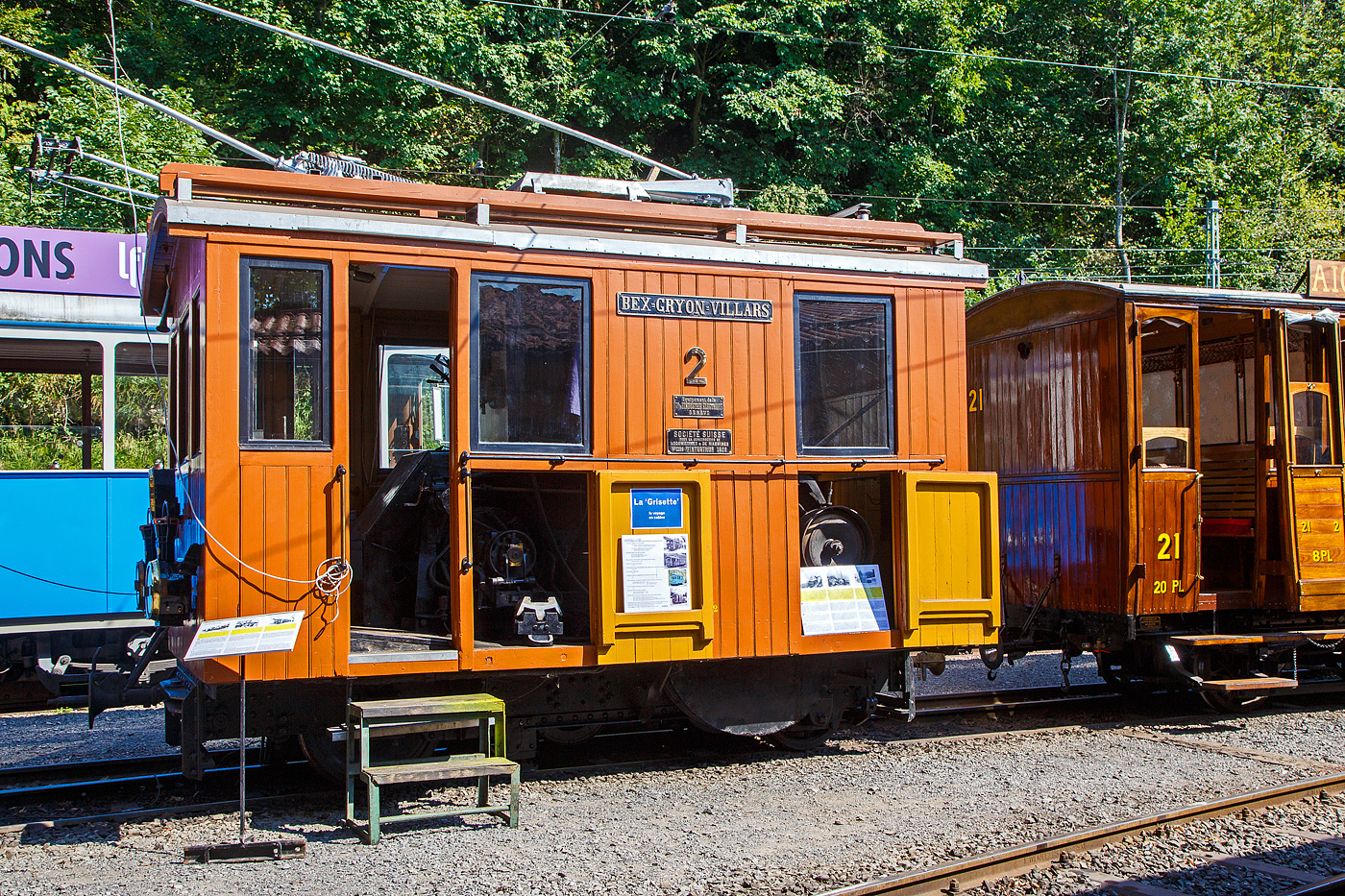 Die elektrische reine Zahnradlokomotive BGV He 2/2 2, später BVB He 2/2 2  La Grisette  der Museumsbahn Blonay–Chamby am 09 September 2023 im Museum Chaulin. Sie war eine der Highlights von der Veranstaltung an dem Wochenende welches zum 125 Jahre Jubiläum der BVB unter dem Motto  Le Chablais en fête  stand. Mit ihrem Alter von 124 ist sie die älteste erhaltene Lok der BVB (ex BGV) und passte so bestens als Ausstellungsexponat.

Hier von der anderen Seite mit geöffneten Klappen/Türen.
