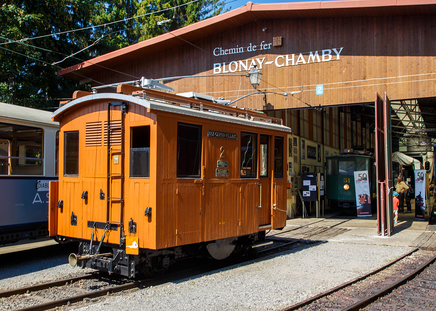 Die elektrische reine Zahnradlokomotive BGV He 2/2 2, später BVB He 2/2 2  La Grisette  der Museumsbahn Blonay–Chamby am 09 September 2023 im Museum Chaulin. Sie war eine der Highlights von der Veranstaltung an dem Wochenende welches zum 125 Jahre Jubiläum der BVB unter dem Motto  Le Chablais en fête  stand. Mit ihrem Alter von 124 ist sie die älteste erhaltene Lok der BVB (ex BGV) und passte so bestens als Ausstellungsexponat.

Die Gleichstrom-Zahnradelektrolok wurde 1899 von der Schweizerischen Lokomotiv- und Maschinenfabrik (SLM) in Winterthur unter der Fabriknummer 1196 gebaut, der elektrische Teil ist von der CIE (Compagnie de l'industrie électrique, ab 1902 CIEM - Compagnie de l’industrie électrique et mécanique und ab 1918 Société Anonyme des Ateliers de Sécheron). Die Lieferung erfolgte an die Chemin de fer électrique Bex–Gryon–Villars (BGV), ab 1905 Chemin de fer Bex–Gryon–Villars–Chesières (BGVC), im Jahr 1942 fusionierten die BGVC mit der VB zur BVB. Im Jahre 1999 fusionierte die BVB mit der Chemin der fer Aigle–Ollon–Monthey–Champéry (AOMC), der Chemin de fer Aigle–Leysin (AL) und der Chemin de fer Aigle–Sépey–Diablerets (ASD) zu den Transports Publics du Chablais (TPC). Mit der Gründung der TPC konnten die vorher zum Teil von der Einstellung bedrohten Schmalspurbahnen ihre Mittel zusammenlegen und ihr Angebot vereinheitlichen.

Die Lok erhielt 1920 einen neuen Lokomotivkasten und war so bis 1985 bei der BVG, insbesondere für den Schneepflugdienst, in Betrieb. Den Spitznamen „la Grisette“ erhielt sie, weil sie ursprünglich eine graue Lackierung trug. Später ging sie an den Verein B.V.B. Promotion, der sie 1997 nicht betriebsfähig restaurierte, im Oktober 2011 ging sie dann an die Museumsbahn Blonay–Chamby und war bis 2014 in einer Lagerhalle abgestellt. Da die SLM He 2/2 elektrische Lokomotiven mit reinen Zahnradantrieb sind und so keinen Adhäsionsantrieb besitzen, können sie sich also nur in einem mit Zahnstange versehenen Gleis fortbewegen, so bleibt die BVB He 2/2 2  La Grisette  bei der BC wohl eine reines Ausstellungsexponat.

Die SLM He 2/2 sind elektrische Lokomotiven mit Zahnradantrieb, die von der Schweizerischen Lokomotiv- und Maschinenfabrik (SLM) gebaut und mit Drehstrom- oder Gleichstrom-Ausrüstungen verschiedener Hersteller wie Alioth, BBC, CIE, MFO und Rieter versehen wurden. He 2/2 wurden von 1898 bis 1957 in den Spurweiten 800, 1.000 und 1.435 mm hergestellt. Sie weisen keinen Adhäsionsantrieb auf, können sich also nur in einem mit Zahnstange versehenen Gleis fortbewegen.

Bei Lokomotiven der Bex-Villars-Bretaye-Bahn (BVB) und zwei Triebzahnrädern handelt es sich um reine Zahnradlokomotiven. Die beiden Triebzahnräder, für das Zahnstangensystem Abt sind nicht auf den Laufachsen angebracht, sondern unmittelbar neben der Laufachsen gegen die Fahrzeugmitte. Der mechanische Teil stammt von der Schweizerischen Lokomotiv- und Maschinenfabrik (SLM) in Winterthur.

Die 5.000 mm langen Lokomotiven mit einem Dienstgewicht von rund 14,8 t verkehren mit ihren 2 x 81 kW = 162 kW (220 PS) Leistung auf Neigungen bis zu 200 ‰. Sie erreichen dabei bei der Bergfahrt eine Geschwindigkeit von rund 10 km/h, bei Talfahrt war die Geschwindigkeit aus Sicherheitsgründen auf maximal 7,5 km/h limitiert.

TECHNISCH DATEN:
Baujahr: 1899
Nummerierung: 1 und 2 (später noch 3 und 4 von der MC)
Spurweite: 1.000 mm
Achsfolge: 1zz1
Zahnradsystem:  Abt
Länge über Puffer : 5.000 mm
Länge Lokkasten: 4.250 mm 
Breite: 2.500 mm
Achsstand: 2.270 mm 
Zahnradabstand: 930 mm 
(720 – 930 – 520 mm)
Zahnradteilkreis-Ø: 573 mm
Dienstgewicht: 14,8  t
Leistung: 2 x 110 kW
Zul. Höchstgeschwindigkeit: 10 km/h (Talfahrt 7,5 km/h)
Übersetzung:  1:7,84
Stromsystem: 700 V DC (Gleichstrom)
Max. Neigung : 200 ‰
