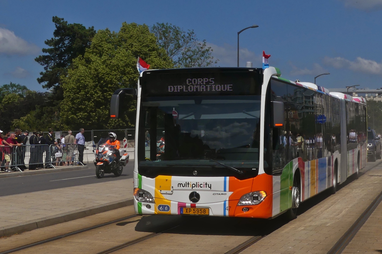 Die geladenen Gäste werden mit Bussen des VDL, von der Philharmonie über die Adolphe Bréck und die Nei Avenue zur Ehrentribüne gefahren, wo die Militärparade an ihnen vorbei fahren wird. 23.06.2023