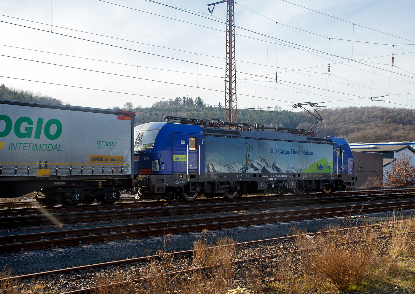 Die HUPAC bzw. BLS Cargo 495 - 193 495 (91 80 6193 495-9 D-BLSC) fährt am 20 Februar 2021 mit einem KLV-Zug, auf der Siegstrecke durch Siegen (Kaan-Marienborn) in Richtung Siegen, da es ein KLV-Zug ist geht dieser Zug über die Siegstrecke in Richtung Köln.

Die Siemens Vectron MS wurde 2018 von Siemens Mobilitiy in München-Allach unter der Fabriknummer 22386 gebaut und an die HUPAC SA. (Chiasso) geliefert. Die Lok wurde durch/über die BLS Cargo in Deutschland eingestellt. Sie hat die Zulassungen für Deutschland, Österreich, Schweiz, Italien und die Niederlande (D, A, CH, I, NL). Die Vectron MS hat eine Leistung von 6,4 MW und eine Höchstgeschwindigkeit von 160 km/h.