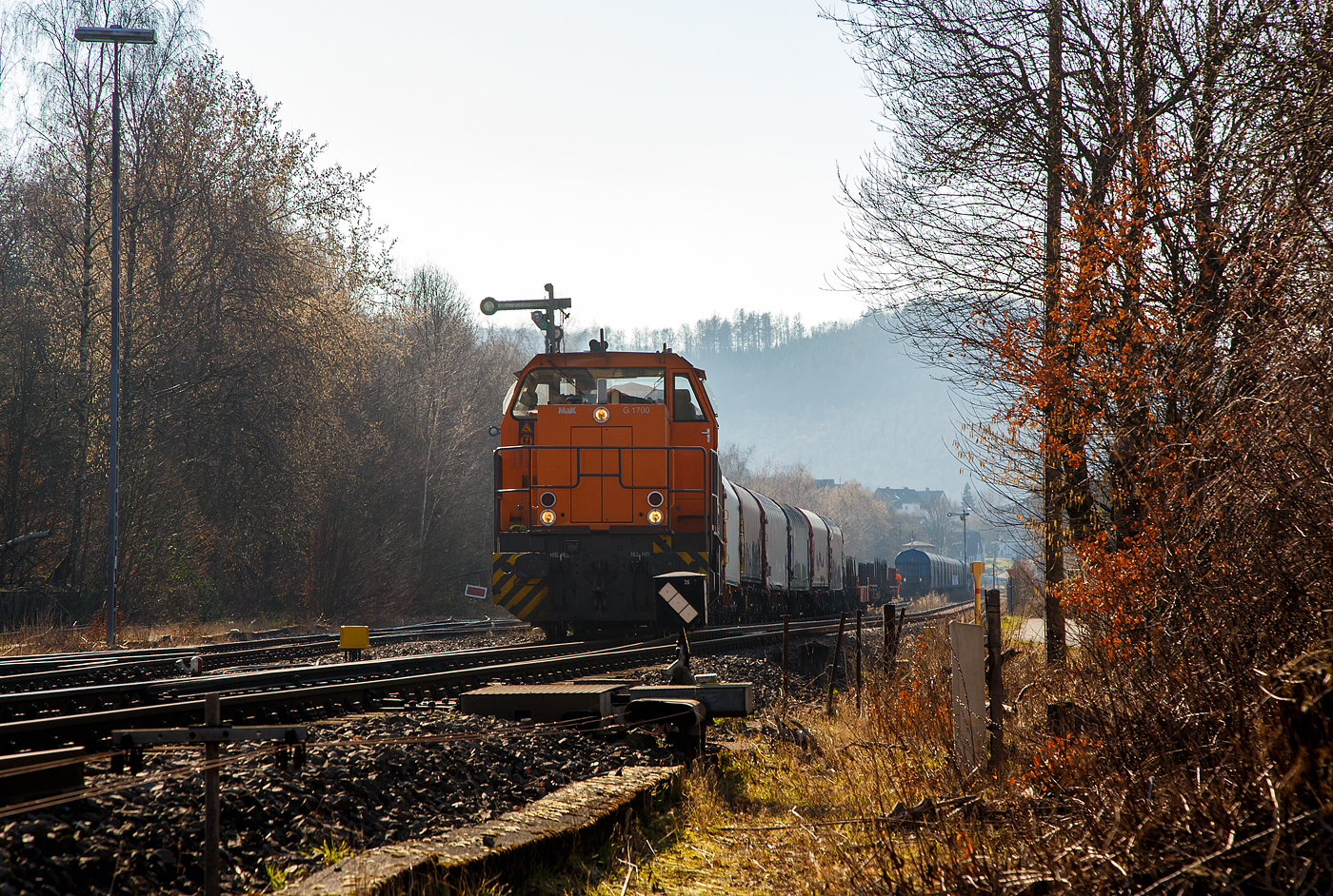 Die KSW 42 (92 80 1277 902-3 D-KSW), eine Vossloh MaK G 1700 BB, drückt am 03.03.2023, weitere leere Güterwagen vom Rangierbahnhof der KSW in Herdorf (Freien Grunder Eisenbahn KSW NE447 / DB-Nr. 9275), in den Bahnhof Herdorf. Im Bahnhof steht bereit die KSW 46 (277 807-4) mit dem ersten Teil von dem Übergabe-Güterzug. Beide Zugteile werden dort dann aneinander gekuppelt und im Sandwich (Vorne die KSW 42 und am Zugschluss die KSW 46), fahren sie dann nach Dillenburg. 

Eigentlich würde sie einfach via Betzdorf nach Kreuztal fahren, aber der Abschnitt Herdorf – Betzdorf bleibt, nach dem Felssturz am 23.12.2022 in Herdorf, bis voraussichtlich zum kleinen Fahrplanwechsel am 09. Juni 2023 gesperrt.