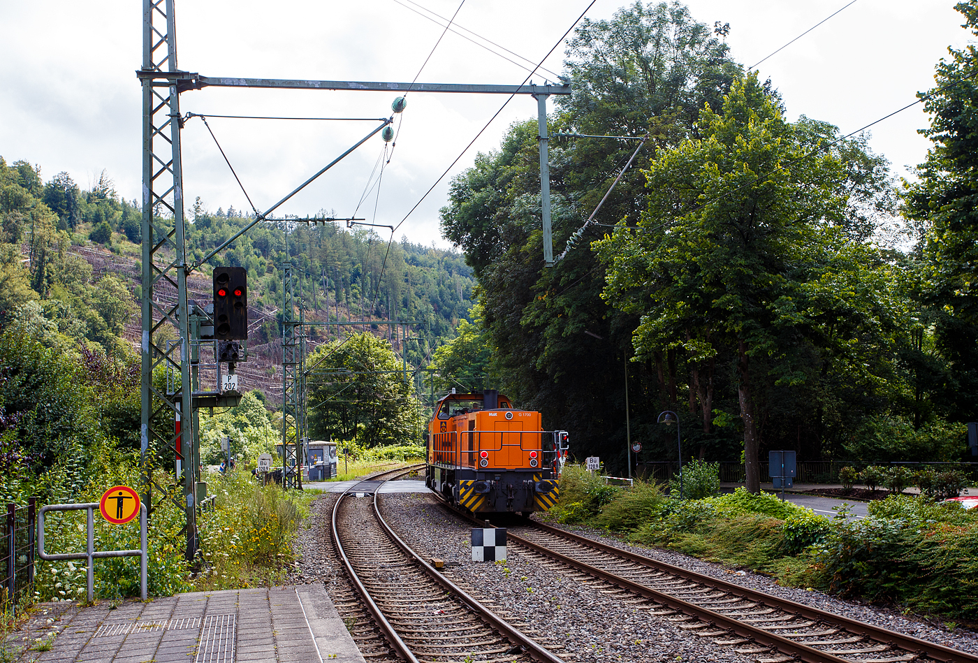 Die KSW 42 (92 80 1277 902-3 D-KSW), eine Vossloh MaK G 1700 BB, fährt am 26 Juli 2024, als Lz (Lokzug) bzw. auf Tfzf (Triebfahrzeugfahrt), durch Kirchen(Sieg) in Richtung Betzdorf, von wo es dann nach Herdorf geht.

Nochmals einen lieben Gruß ans nette KSW Lokpersonal zurück.