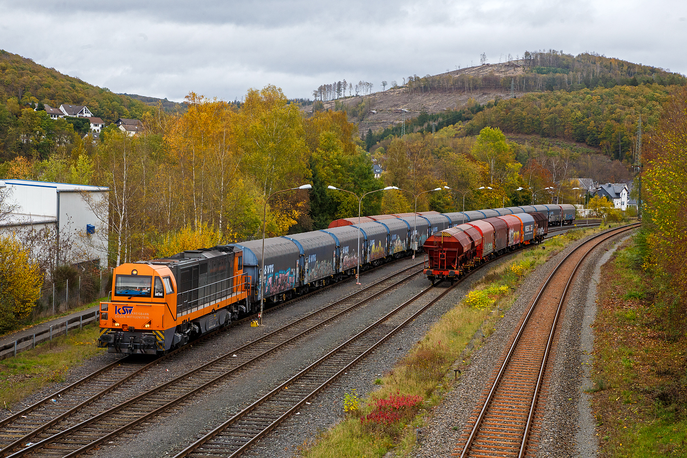 Die KSW 43 (92 80 1273 018-2 D-KSW), die asymmetrische Vossloh G 2000 BB der KSW (Kreisbahn Siegen-Wittgenstein), steht am 07.11.2022 mit einem Übergabezug (leere VTG Coilwagen der Gattung Shimmns-ttu) auf dem KSW Rangierbahnhof Herdorf (Freien Grunder Eisenbahn KSW NE447 / DB-Nr. 9275).