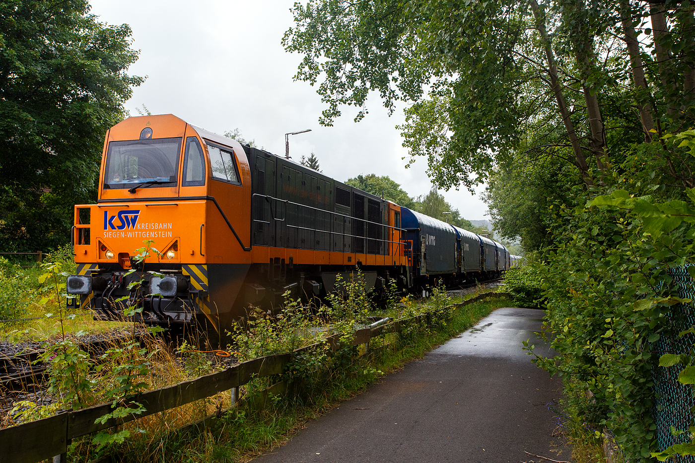 Die KSW 43 (92 80 1273 018-2 D-KSW), die asymmetrische Vossloh G 2000 BB der KSW (Kreisbahn Siegen-Wittgenstein) fährt am 03 Juli 2024, nun mit dem beladen Coilzug (16 Stück VTG Coilwagen der Gattung Shimmns-ttu, VTG Bez. F46.520D) vom Bahnhof Herdorf auf den Rbf der KSW (Betriebsstätte FGE -Freien Grunder Eisenbahn).