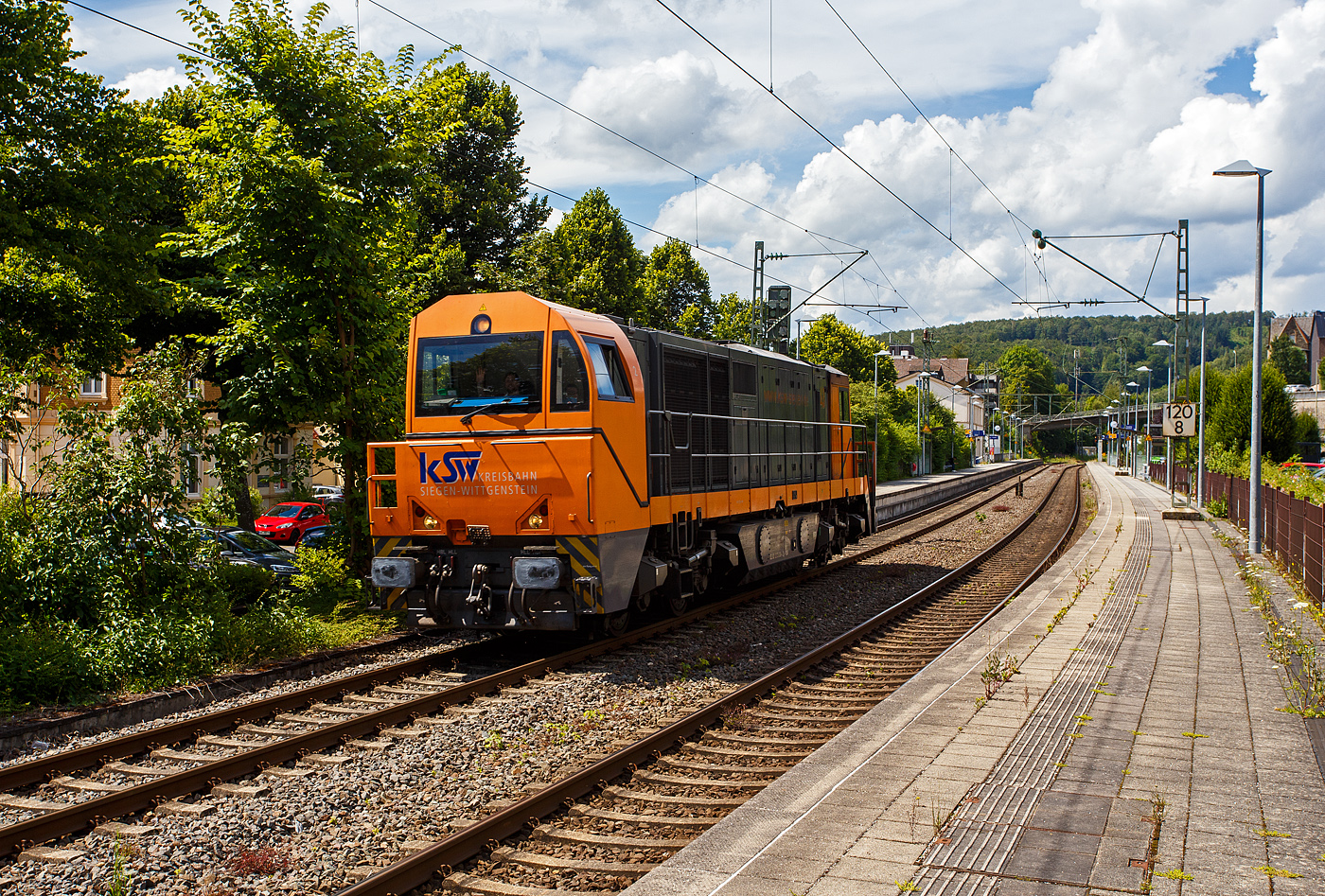 Die KSW 43 (92 80 1273 018-2 D-KSW), die asymmetrische Vossloh G 2000 BB der KSW (Kreisbahn Siegen-Wittgenstein) fährt am 14 Juli 2024, als Lz (Lokzug) bzw. auf Tfzf (Triebfahrzeugfahrt), durch Kirchen(Sieg) in Richtung Betzdorf bzw, Köln,

Nochmals einen lieben Gruß an den netten Lokführer zurück.