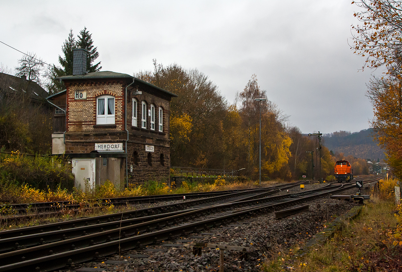 Die KSW 44 (92 80 1271 004-4 D-KSW) eine MaK G 1000 BB der KSW (Kreisbahn Siegen-Wittgenstein), eine MaK G 1000 BB, hatte am 30.11.2022 bereits Güterwagen, auf dem KSW Rangierbahnhof Herdorf (Freien Grunder Eisenbahn KSW NE447 / DB-Nr. 9275), abgestellt. Nachdem sie den KSW Rbf verlassen hat, steht sie nun auf Gleis 2 vom Bf Herdorf und wartete darauf dass die Weiche gestellt wird und sie Hp 2 bekommt.

Links das Weichenwärter Stellwerk Herdorf Ost (Ho).
