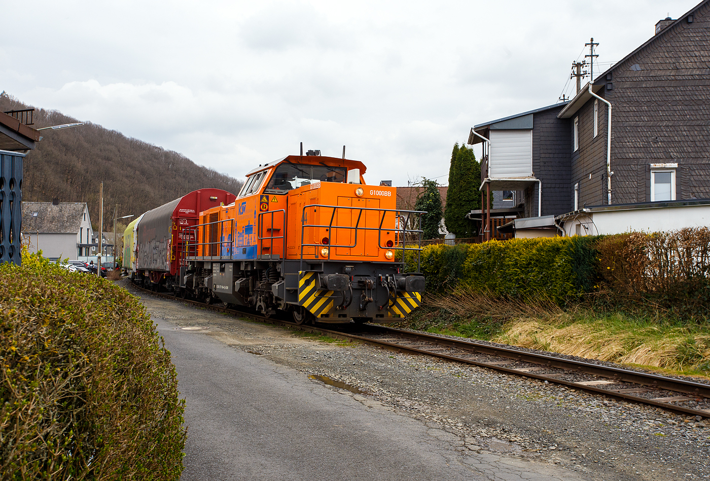 Die KSW 44 (92 80 1271 004-4 D-KSW) eine MaK G 1000 BB der KSW (Kreisbahn Siegen-Wittgenstein), mit einem leeren Coilzug vom Pfannenberg in Neunkirchen-Salchendorf kommend, am 22 März 2024 in Neunkirchen-Struthütten. So erreicht sie gleichdrauf den KSW-Rangierbahnhof in Herdorf, Betriebsstätte FGE -Freien Grunder Eisenbahn.

Die Lok 44 wurde 2003 unter der Fabriknummer 1001462 bei Vossloh gebaut und am 05.01.2004 an die SK - Siegener Kreisbahn GmbH geliefert, welche ab Ende 2004 nun als Kreisbahn Siegen-Wittgenstein (KSW) firmiert.