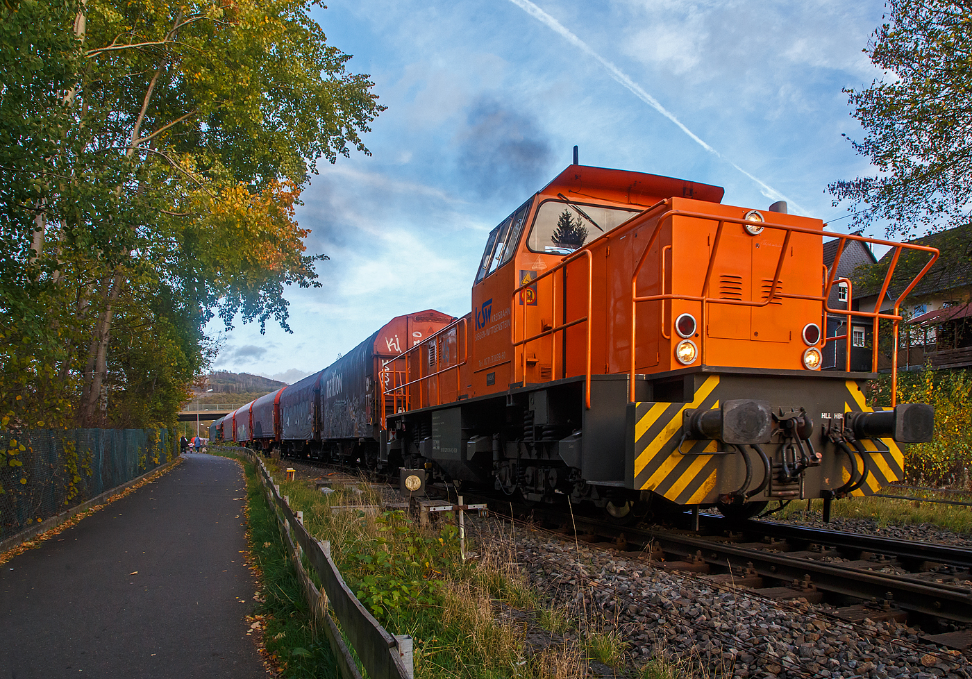 Die KSW 45 (98 80 0276 016-9 D-KSW) eine MaK G 1204 BB der Kreisbahn Siegen-Wittgenstein am 02.11.2022, mit einem langen Übergabezug, in Herdorf. Nun fährt sie los vom KSW Rangierbahnhof (Freien Grunder Eisenbahn), aber erst nur auf Gleis 4 vom Bahnhof Herdorf, da die eingleisige Strecke der Hellertalbahn (KBS 462) nach Betzdorf noch nicht frei ist.

Es war ein beträchtlich langer Zug, aber trotzdem reicht alleine die Zugkraft der MaK G 1204 BB mit einer Leistung von 1.120 kW (1.522 PS), da die Wagen alle leer sind. Die KSW bringt solche Wagenzüge (Übergabezüge) an Werktagen täglich (meist nachmittags) über Betzdorf (Sieg) zum DB Rbf Kreuztal. Dort werden dann wieder von der DB Cargo Züge für die einzelnen Bestimmungsorte zusammengestellt und abgefahren. 