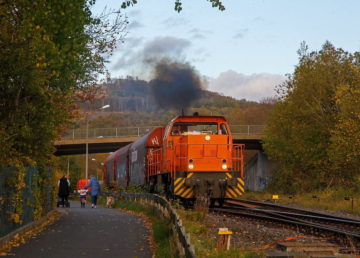 Die KSW 45 (98 80 0276 016-9 D-KSW) eine MaK G 1204 BB der Kreisbahn Siegen-Wittgenstein am 02.11.2022, mit einem langen Übergabezug, in Herdorf. Nun fährt sie los vom KSW Rangierbahnhof (Freien Grunder Eisenbahn), aber erst nur auf Gleis 4 vom Bahnhof Herdorf, da die eingleisige Strecke der Hellertalbahn (KBS 462) nach Betzdorf noch nicht frei ist.

Es war ein beträchtlich langer Zug, aber trotzdem reicht alleine die Zugkraft der MaK G 1204 BB mit einer Leistung von 1.120 kW (1.522 PS), da die Wagen alle leer sind. Die KSW bringt solche Wagenzüge (Übergabezüge) an Werktagen täglich (meist nachmittags) über Betzdorf (Sieg) zum DB Rbf Kreuztal. Dort werden dann wieder von der DB Cargo Züge für die einzelnen Bestimmungsorte zusammengestellt und abgefahren. 