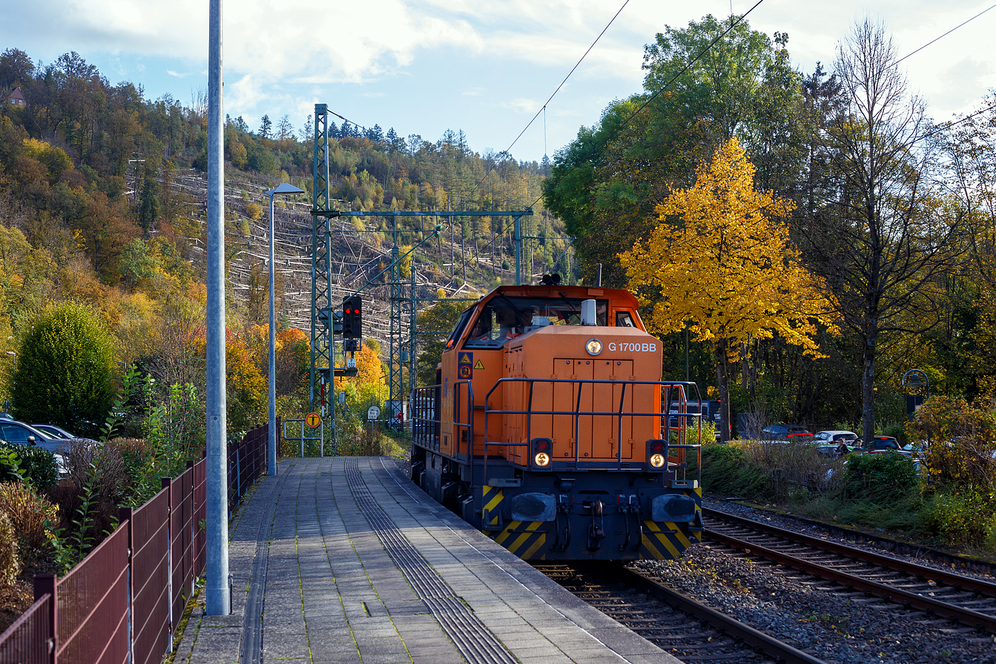 Die KSW 46 bzw. 277 807-4 (92 80 1277 807-4 D-KSW), die Vossloh G 1700-2 BB der KSW (Kreisbahn Siegen-Wittgenstein), fährt am 22 Oktober 2024 als Lz (Lokzug) bzw. auf Tfzf (Triebfahrzeugfahrt) durch Kirchen(Sieg) in Richtung Siegen. Zuvor hatte sie als 2. Lok geholfen einen schweren Coilzug zubringen. 