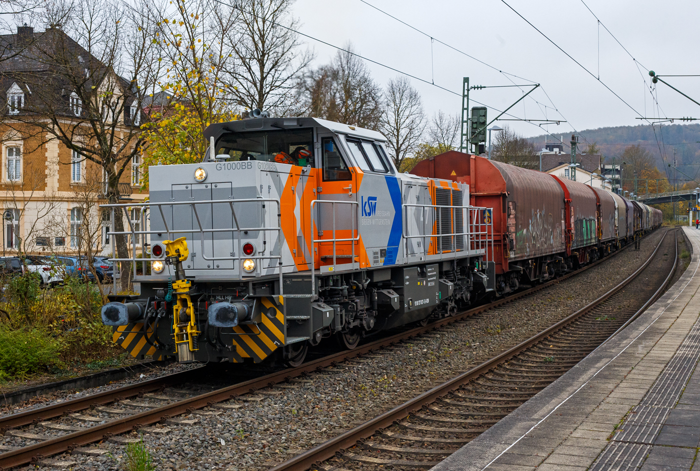 Die KSW 47 (92 80 1271 027-5 D-KSW), ex D 2 der HFM, eine Vossloh G 1000 BB der KSW (Kreisbahn Siegen-Wittgenstein), fährt am 06 November 2024 mit einem Coilzug durch den Bahnhof Kirchen/Sieg. In Betzdorf muss sie dann umsetzen, bevor es dann nach Herdorf auf den KSW-Rangierbahnhof (Betriebsstätte FGE -Freien Grunder Eisenbahn) geht.