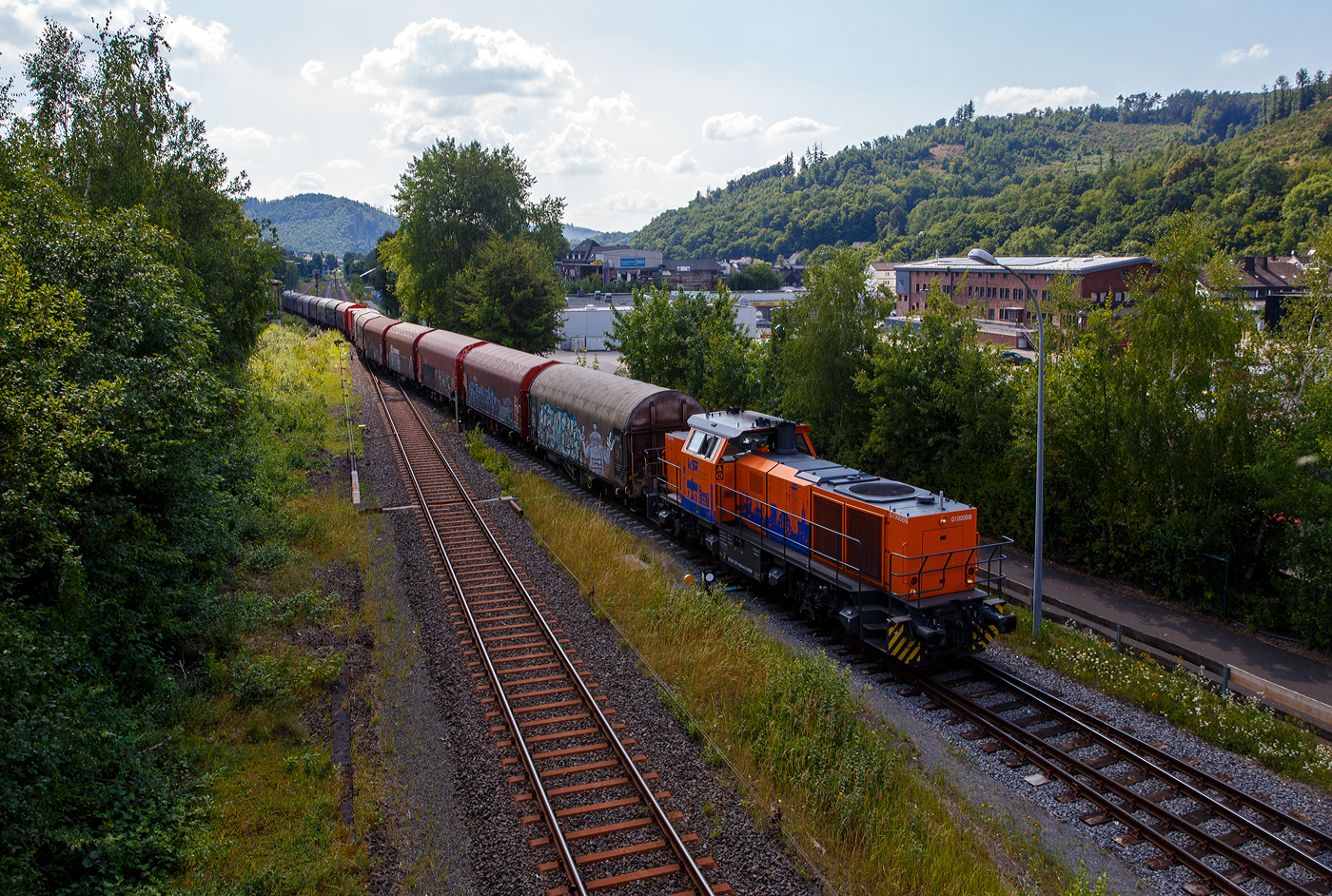Die KSW (Kreisbahn Siegen-Wittgenstein) schlängelt sich am 25 Juli 2025 im Sandwich mit einem sehr langen und somit schweren Coilzug, von via Betzdorf/Sieg kommend, vom Gleis 4 in Herdorf auf den KSW-Rangierbahnhof (Betriebsstätte FGE - Freien Grunder Eisenbahn).

Vorne als Zuglok die KSW 44 (92 80 1271 004-4 D-KSW) eine MaK G 1000 BB und hinten nachschiebend die an die KSW vermietete 272 408-6 / D20 der Bentheimer Eisenbahn AG (92 80 1272 408-6 D-BE), ex Rurtalbahn V 203 (92 80 1272 408-6 D-RTBC), eine Vossloh G 2000BB (mit symmetrischem Führerhaus).