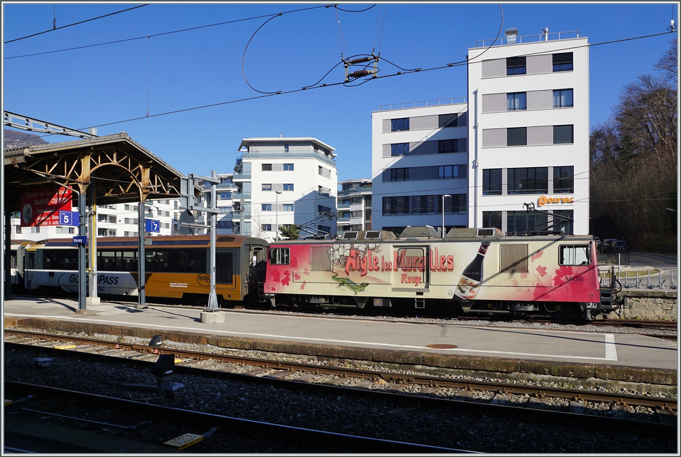 Die letzte Fahrt eines  MOB  Panoramic Express - die MOB GDe 4/4 6006 brachte zwei Panoramia wagen in Vevey, die hier für den Transport nach Frankreich vorbereitet werden. 

16. Feb. 2023