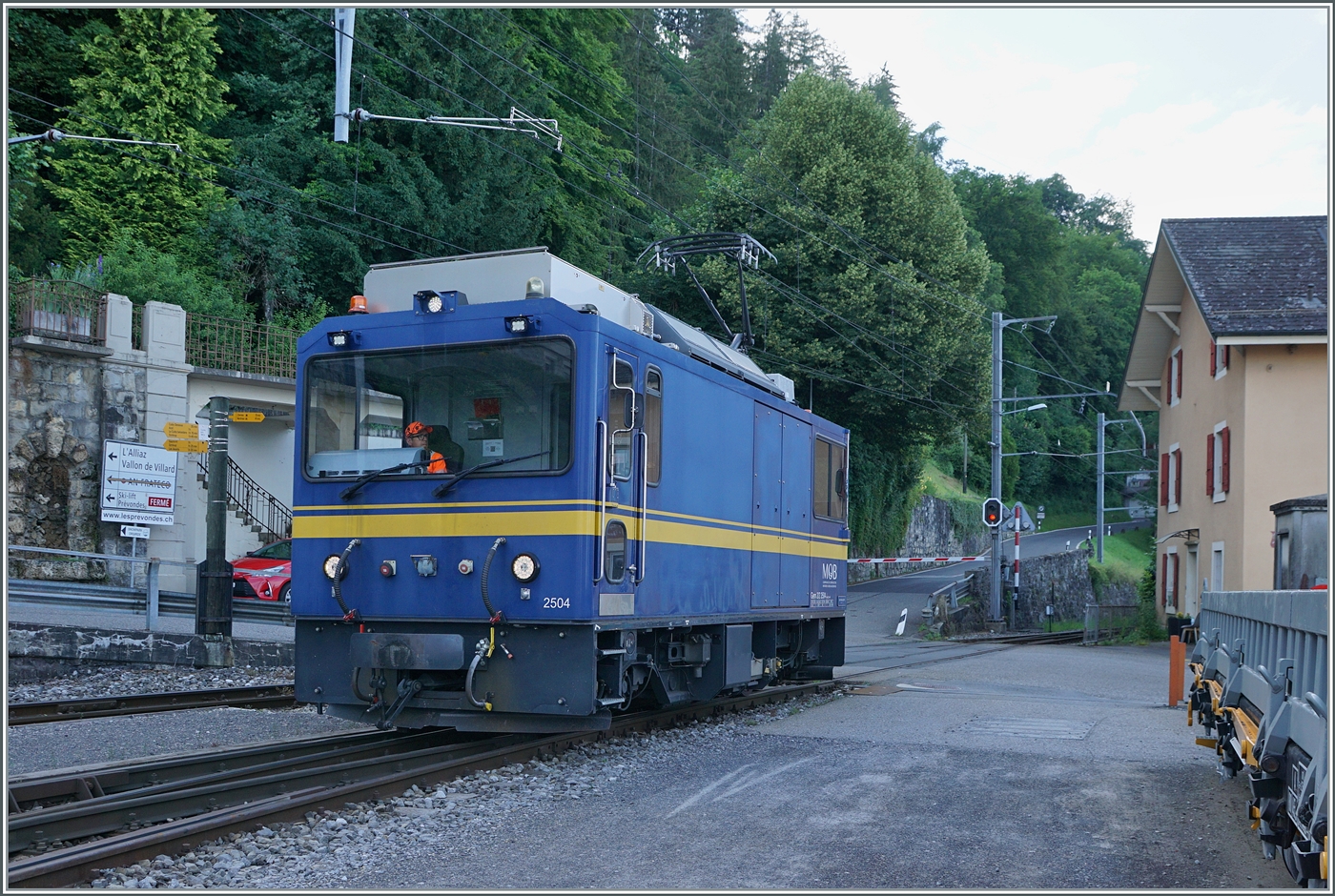 Die MOB Gem 2/2 2504 rangiert in Chamby bevor sie sich auf den Weg in Richtung Les Avants macht. 

28. Juni 2024