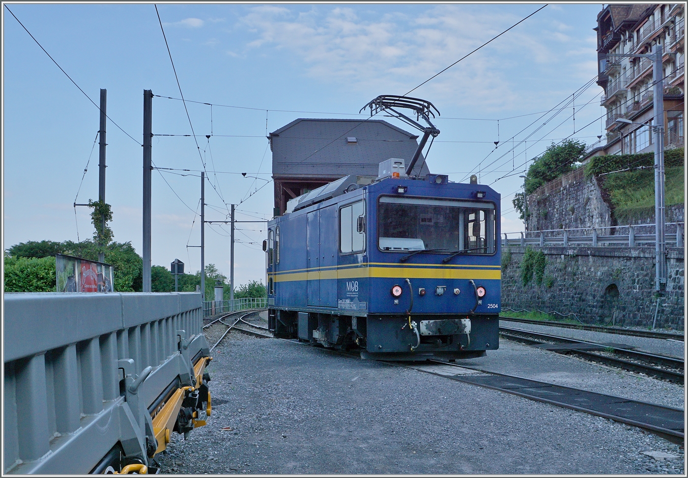 Die MOB Gem 2/2 2504 rangiert in Chamby bevor sie sich auf den Weg in Richtung Les Avants macht. 

28. Juni 2024