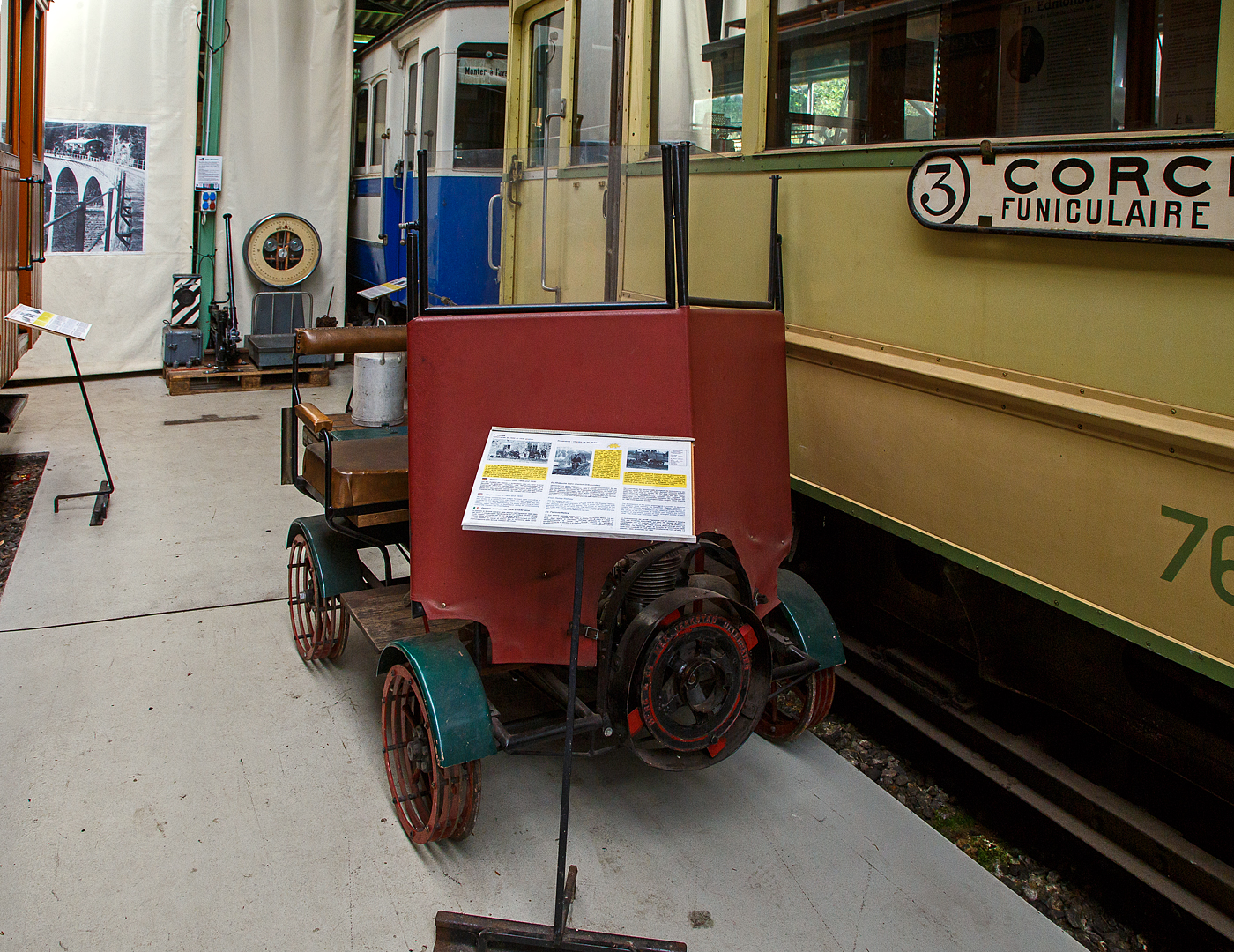 Die Motor-Draisine ex RhB Dm 1/2 der Museumsbahn Blonay–Chamby am 27.05.2022 im Museum Chaulin.

Um den guten Zustand der Bahngleise zu überprüfen oder eine Baustelle anzufahren, verfügten die Eisenbahngesellschaften häufig über kleine leichte Fahrzeuge, sogenannte „Draisinen“. Im Allgemeinen konnten  zwei Mitarbeiter mitfahren. Die ersten Draisinen um die um 1900 wurden noch mit „menschlicher“ Muskelkraft bewegt (Handhebel oder Pedale). Die Entwicklung kleinerer Verbrennungsmotore ermöglichte die Konstruktion motorisierter Draisinen, die jedoch sehr leicht bleiben mussten, Diese RhB Dm 1/2 stammt aus den 1930er Jahren. Der 2-Takt-Benzinmotor ist schwedischer Bauart und wurde von der Firma Berg & Co. Mek. Verkstad AB in Lindesberg (Schweden) gebaut. Man beachte die Konstruktion der Räder in mehreren „Reifen“, die eine Fahrt auf einer leicht verschneiten Strecke ohne Entgleisen ermöglichen. 

Die Motor-Draisine war bis 1968 bei der Rhätische Bahn in Gaubünden, im März 1968 ging sie an die BC, dort wurde sie 1995 einer Restaurierung unterzogen.

Quelle: BC