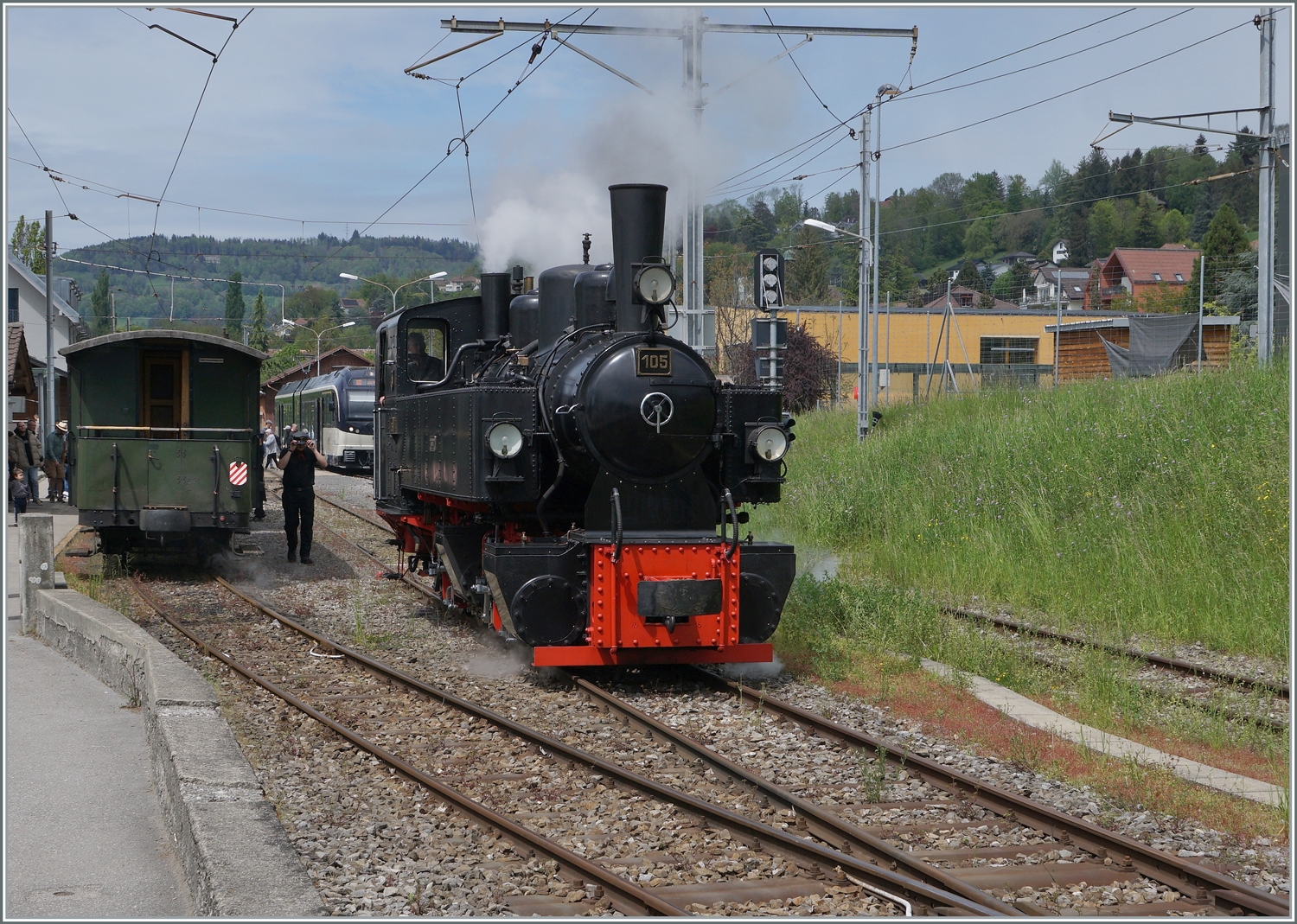 Die Saison ist eröffnet! Farblich aufgefrischt dampft die SEF G 2x 2/2 105 der Blonay-Chamby Bahn in Blonay um den ersten Dampfzug der Saison 2024 nach Chaulin zu bespannen.

4. Mai 2024