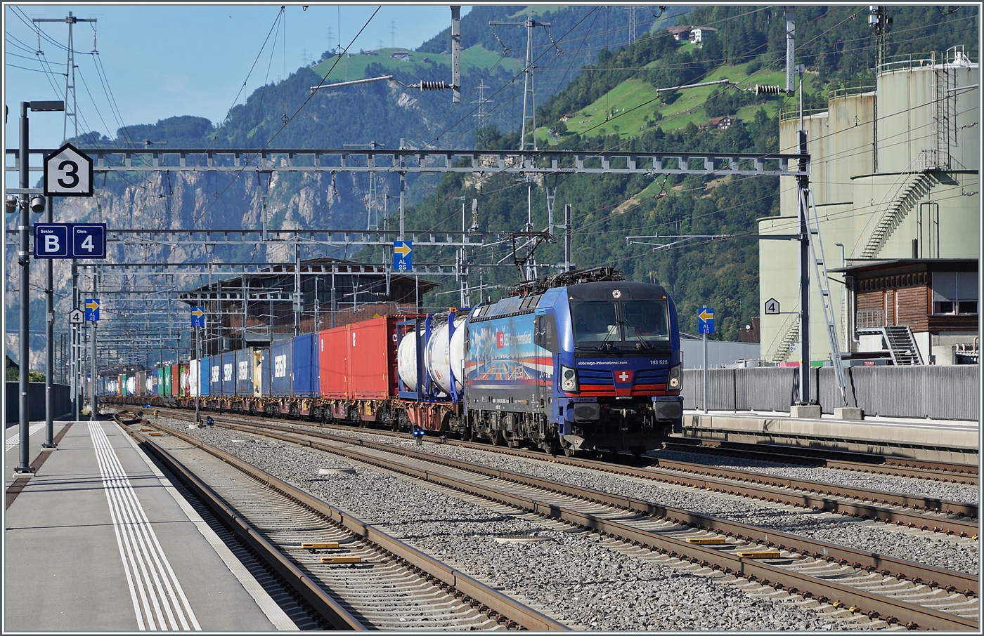 Die SBB 193 525 erreicht mit einem Güterzug den Bahnhof von Altdorf und wird (wahrscheinlich) auf ihrer Fahrt nach Süden durch den Gotthard Basis Tunnel (GBT) fahren. 

4. Sept. 2023