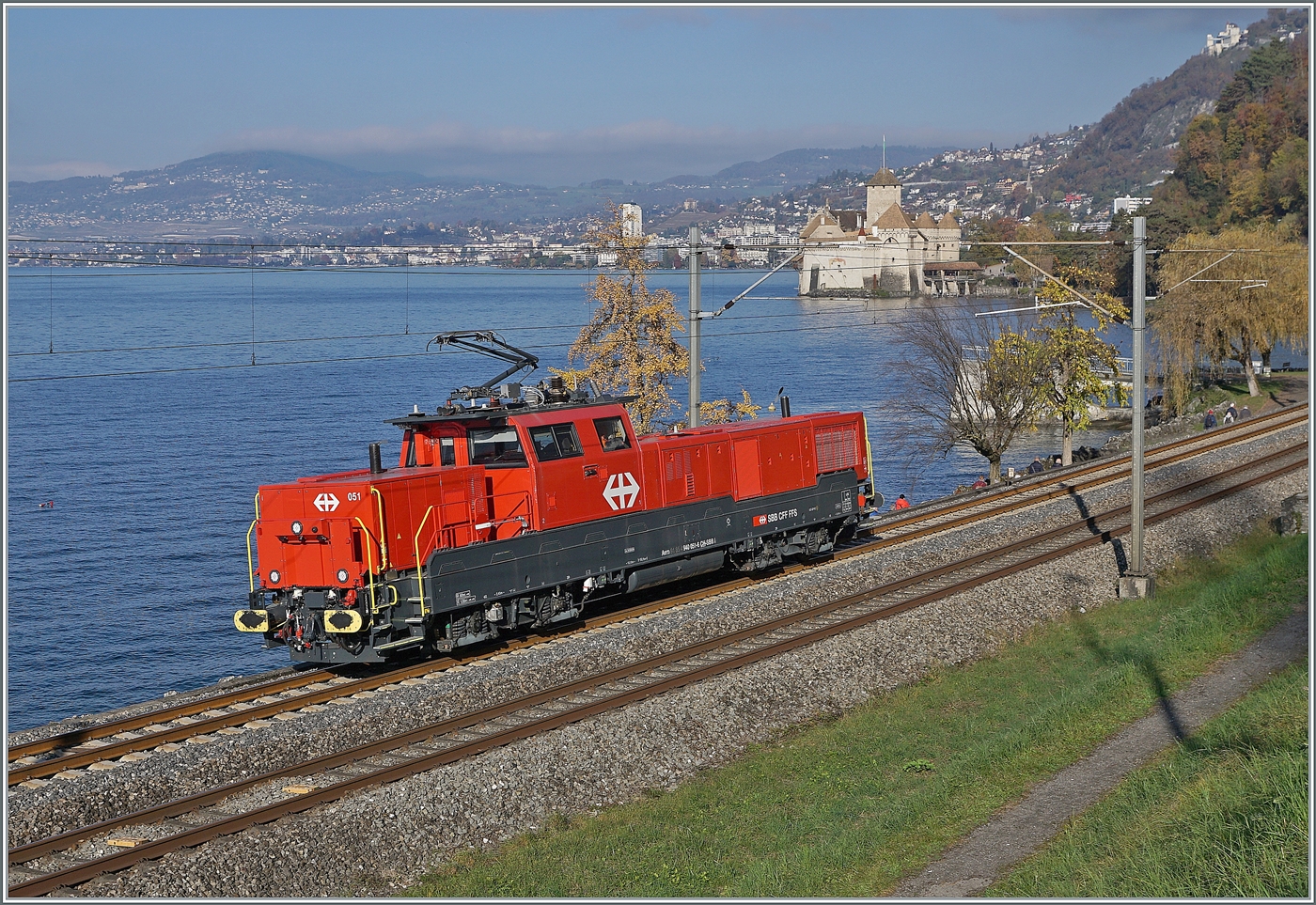 Die SBB Aem 940 051 (UIC Aem 91 85 4 940 051-6 Ch SBB I) ist kurz nach Villeneuve auf dem Weg in Richtung Lausanne. Im Hintergrund ist das Château de Chillon zu sehen. 15. Nov. 2024