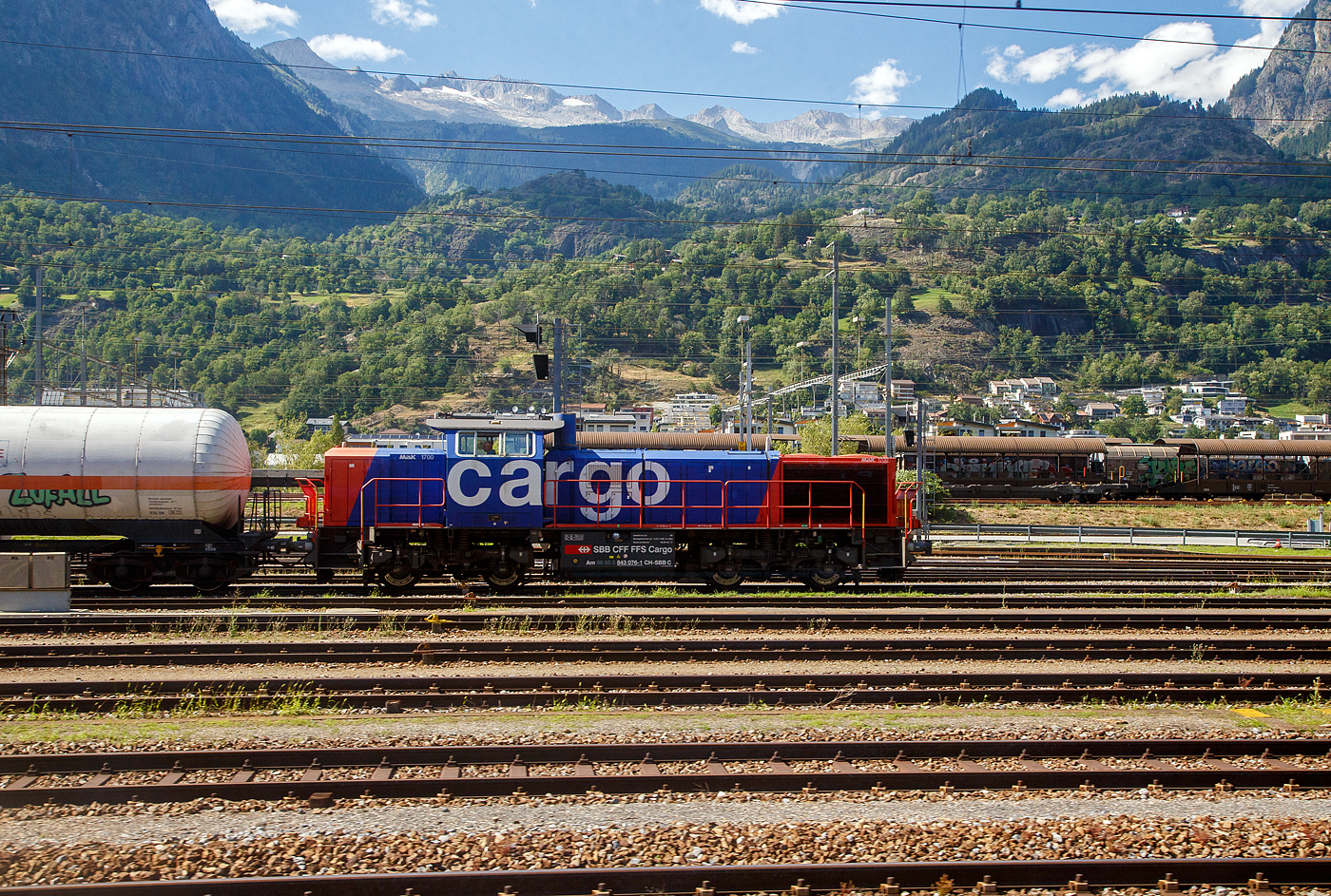 Die SBB Cargo Am 843 076-1 (Am 98 85 5 843 076-1 CH-SBB C, eine für die Schweizerischen Bundesbahnen (SBB) modifizierte Vossloh MaK G 1700 BB, am 11 Juli 2022 mit einem Kesserlwagenzug in Brig, aufgenommen aus einem fahrenden ICN.

Die Lok wurde 2004 von der Vossloh Locomotives GmbH in Kiel-Friedrichsort unter der Fabriknummer 1001424 gebaut und an die SBB Cargo AG in Basel geliefert. Im Juni 2023 wurde die Lok von der SBB Cargo an die NRFAB - Nordic Re-Finance AB in Bankeryd (Schweden) verkauft und dann wieder von der SBB Cargo angemietet zu werden. Ob man damit auf lange Sicht wirklich Geld spart wage ich zu bezweifeln. Man gibt doch eher Finanzkräftigen Investoren immer mehr die Möglichkeit mehr Geld anzuhäufen. 