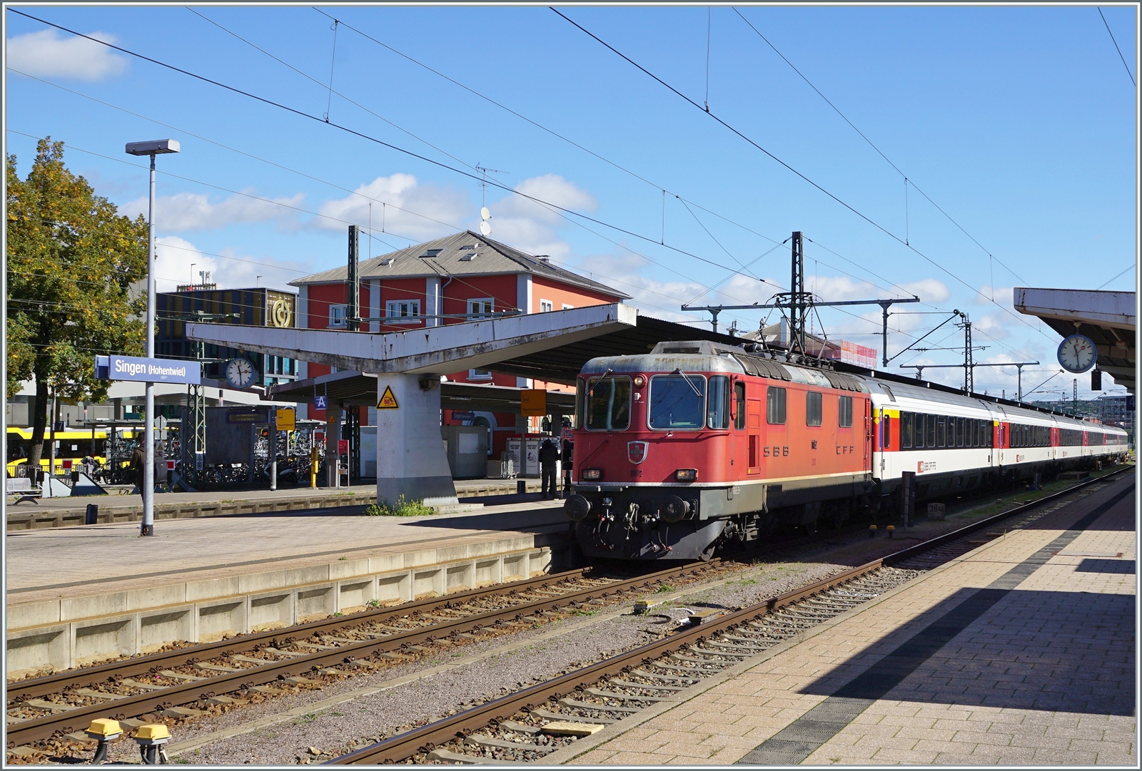 Die SBB Re 4/4 II 11130 wartet in Singen Htw) mit ihrem IC 4 483 auf die Abfahrt nach Zürich HB. 

19. Sept. 2022