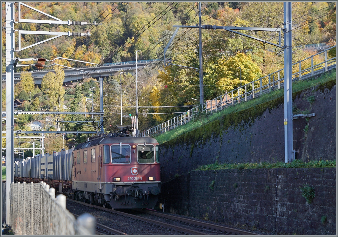 Die SBB Re 4/4 II 11269 (Re 420 269-3) erreicht mit ihrem Güterzug Villeneuve. 

16. Nov. 2022