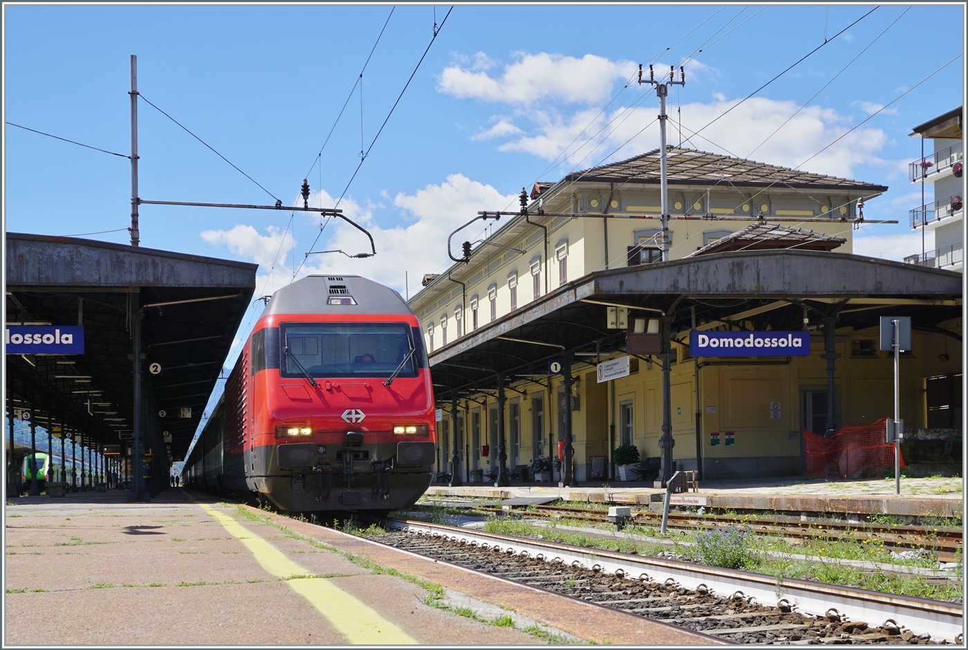 Die SBB Re 460 084 (91 85 4 460 084-7 CH-SBB) wartet mit ihrem IR nach Basel in Domodossola auf die baldige Abfahrt. 

25. Juni 2022