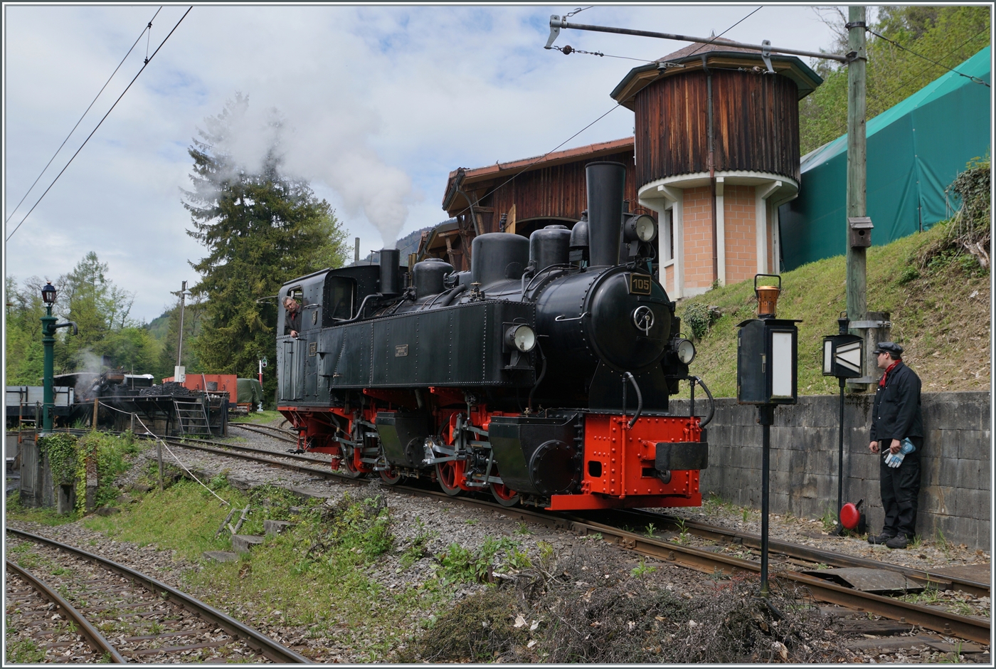 Die SEG G 2x 2/2 105 der Blonay-Chamby Bahn hat ihre Vorräte ergänzt und dampft nun wieder in den Museumsbahnhof von Chaulin zurück. 

4. Mai 2024