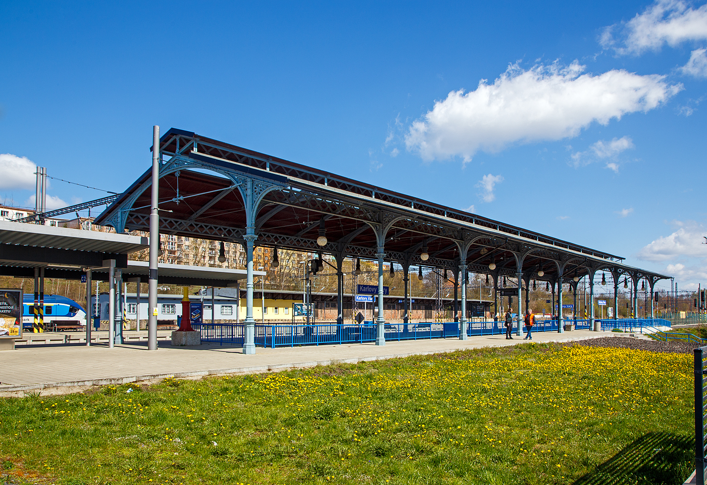 Die sehr schöne denkmalgeschützte Bahnsteigüberdachung vom Kopfgleis 1 vom Bahnhof Karlovy Vary (Horním nádražím) / Karlsbad (Oberer Bahnhof), hier am 19.04.2023. Sie ist das letzte Überbleibsel aus alten Zeiten,

Im Jahr 1945 wurden beide großen Karlsbader Bahnhöfe Ziel alliierter Bombenangriffe. So wurde das ursprüngliche Empfangsgebäude durch die Bombenangriffe alliierter Truppen im Zweiten Weltkrieg durch zerstört. Bereits 1945 wurde mit der Errichtung eines Ersatzgebäudes mit Hilfe von Freiwilligen begonnen. Das Provisorium blieb nach leichten baulichen Veränderungen bis zum Beginn der Modernisierung im Jahr 2015 bestehen.